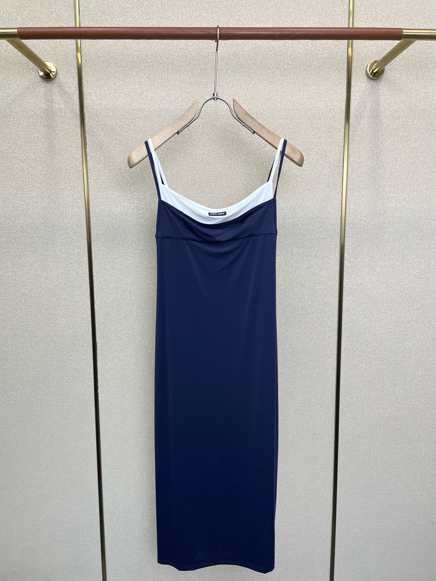 Miumiu谬谬👚砸锅卖铁都要上的新款👚新款女装休闲假两件吊带长裙 高端版本！独特设计 专柜定制面料 透气舒适度高，细节