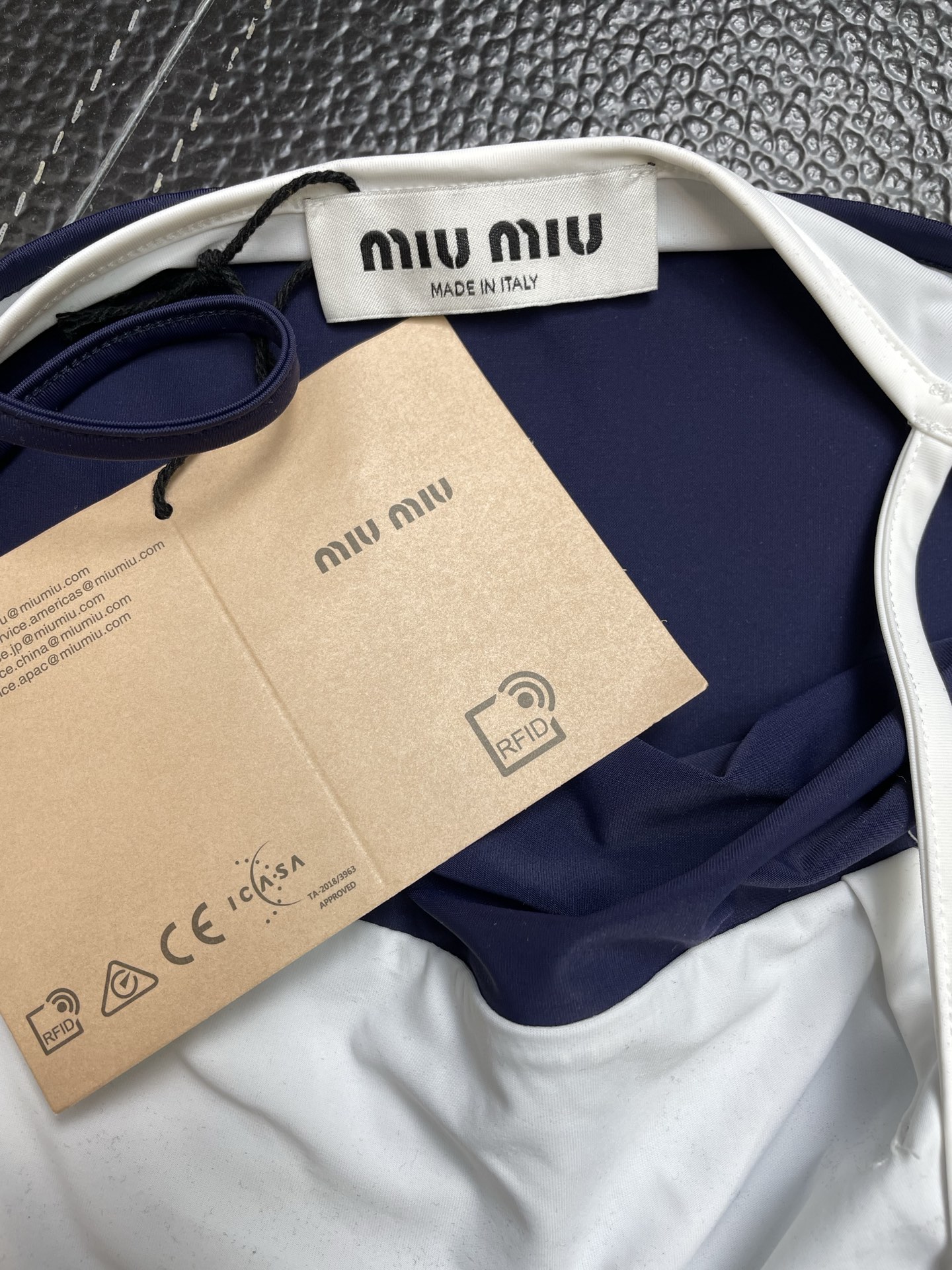 Miumiu谬谬👚砸锅卖铁都要上的新款👚新款女装休闲假两件吊带长裙 高端版本！独特设计 专柜定制面料 透气舒适度高，细节