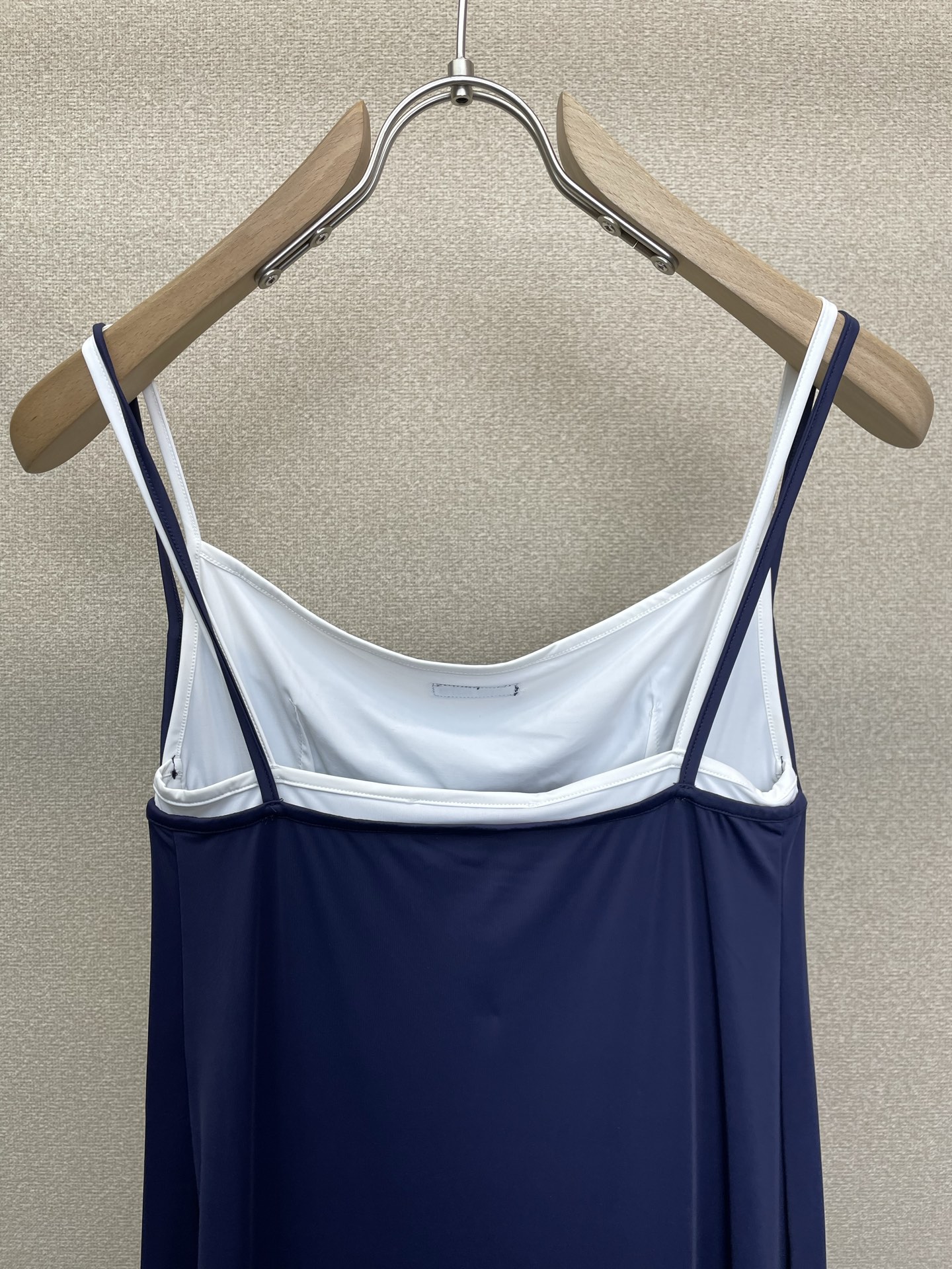 Miumiu谬谬👚砸锅卖铁都要上的新款👚新款女装休闲假两件吊带长裙 高端版本！独特设计 专柜定制面料 透气舒适度高，细节
