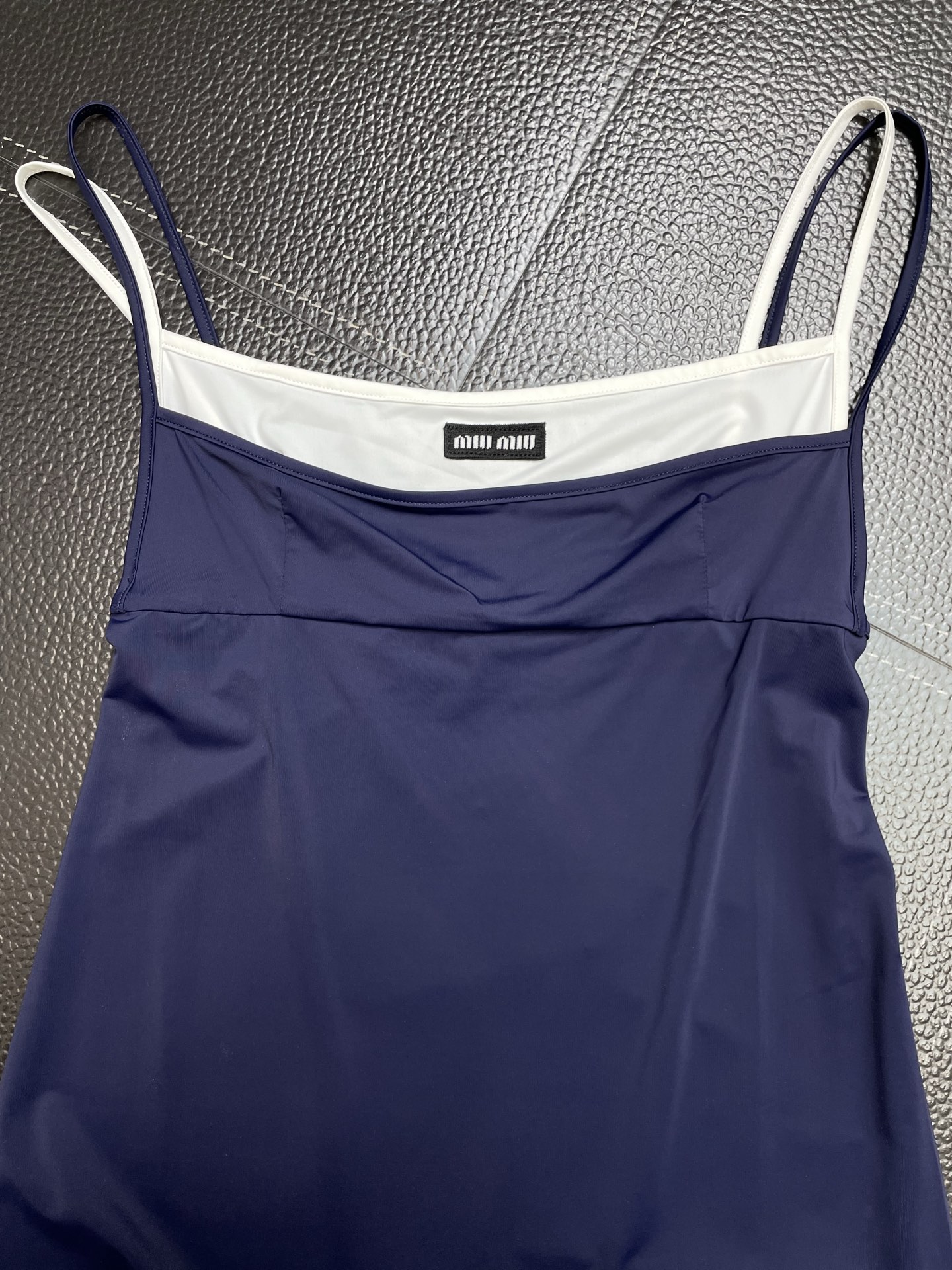 Miumiu谬谬👚砸锅卖铁都要上的新款👚新款女装休闲假两件吊带长裙 高端版本！独特设计 专柜定制面料 透气舒适度高，细节