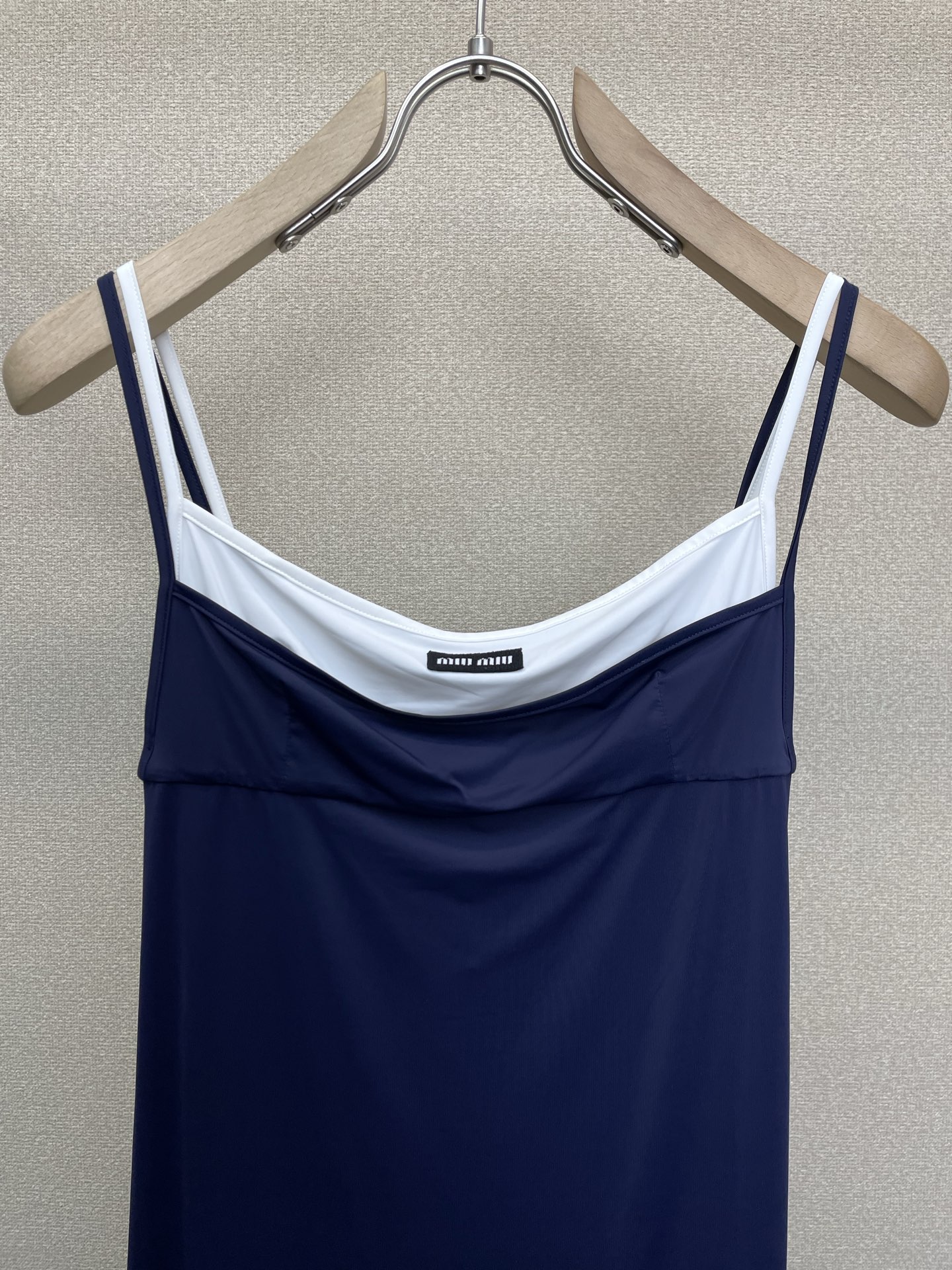 Miumiu谬谬👚砸锅卖铁都要上的新款👚新款女装休闲假两件吊带长裙 高端版本！独特设计 专柜定制面料 透气舒适度高，细节