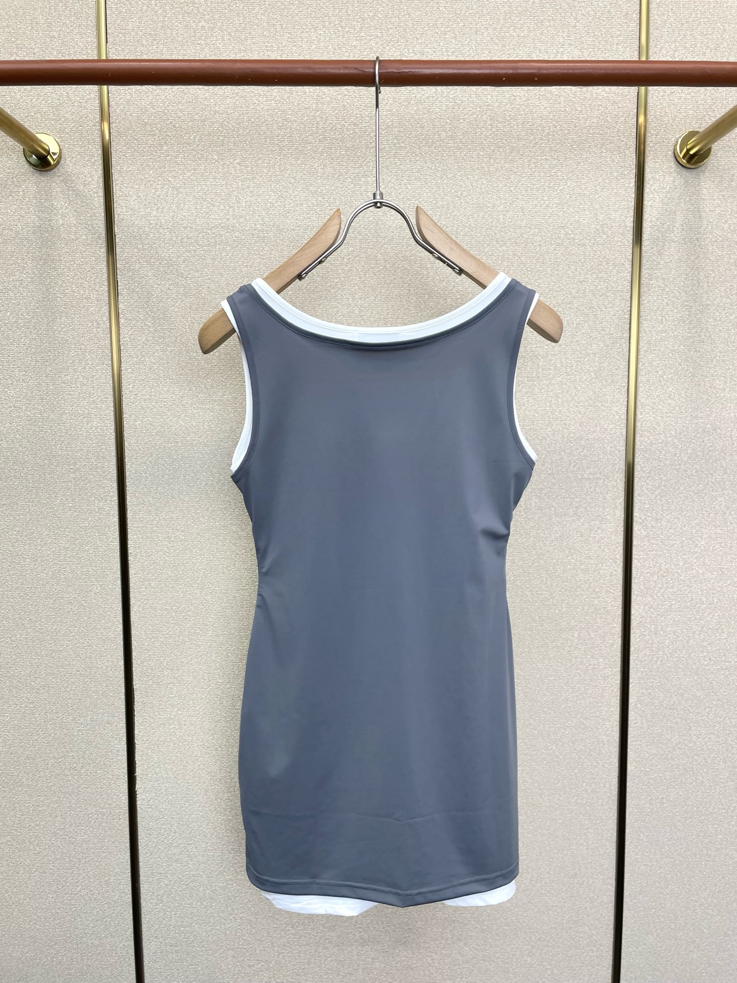 Miumiu谬谬👚砸锅卖铁都要上的新款👚新款女装休闲假两件吊带裙 高端版本！独特设计 专柜定制面料 透气舒适度高，细节无