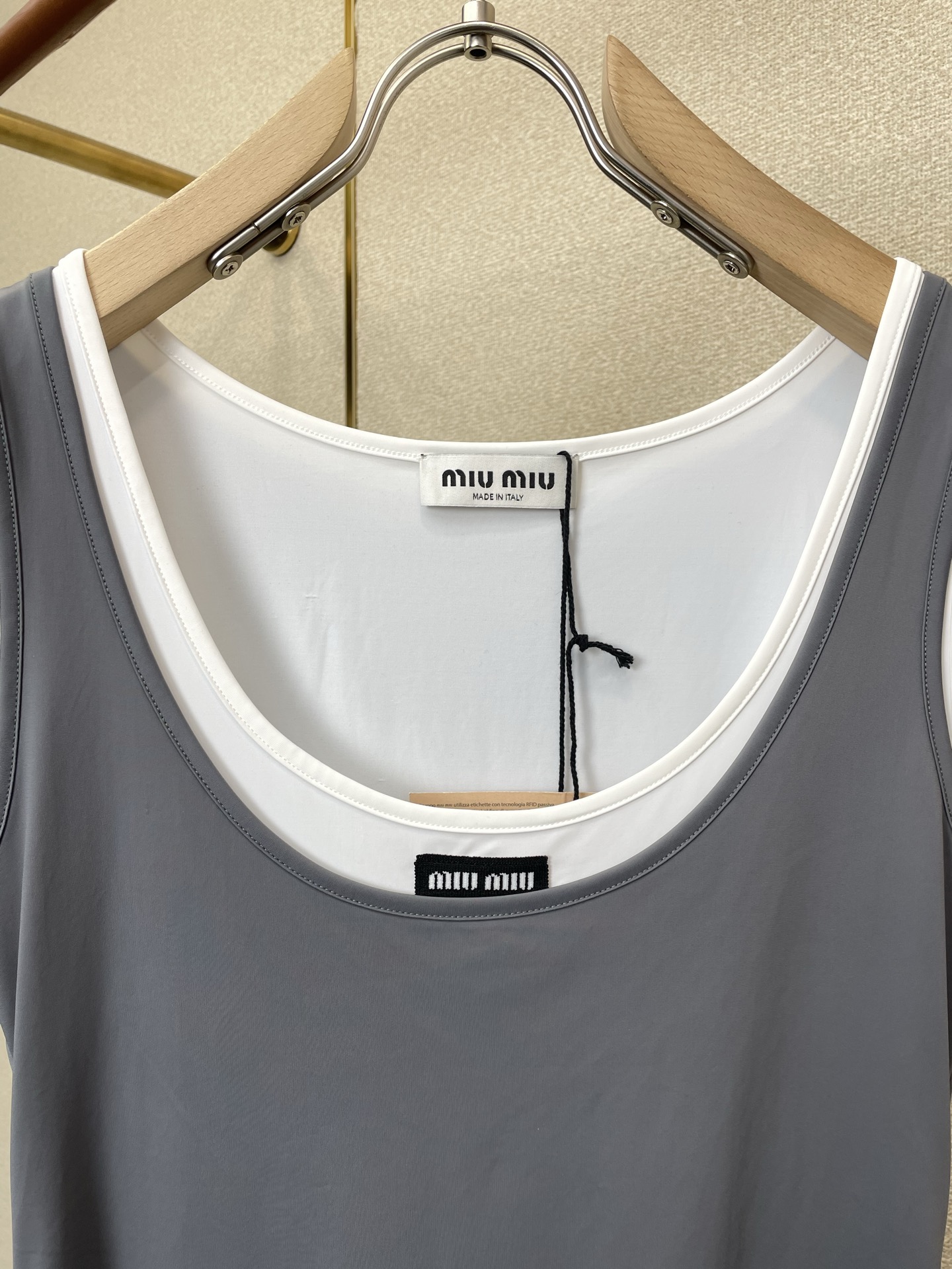 Miumiu谬谬👚砸锅卖铁都要上的新款👚新款女装休闲假两件吊带裙 高端版本！独特设计 专柜定制面料 透气舒适度高，细节无
