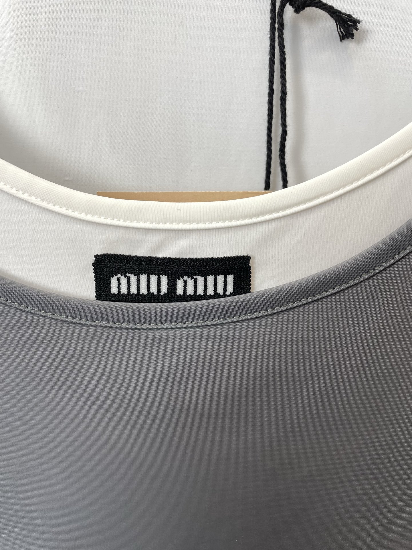 Miumiu谬谬👚砸锅卖铁都要上的新款👚新款女装休闲假两件吊带裙 高端版本！独特设计 专柜定制面料 透气舒适度高，细节无