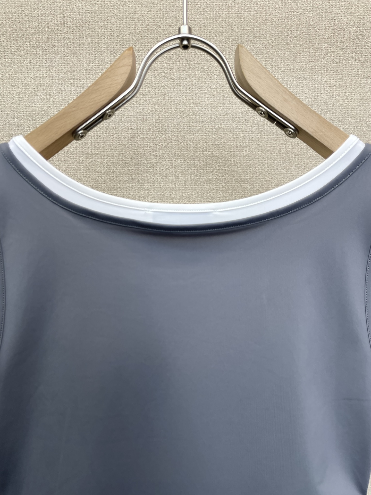 Miumiu谬谬👚砸锅卖铁都要上的新款👚新款女装休闲假两件吊带裙 高端版本！独特设计 专柜定制面料 透气舒适度高，细节无