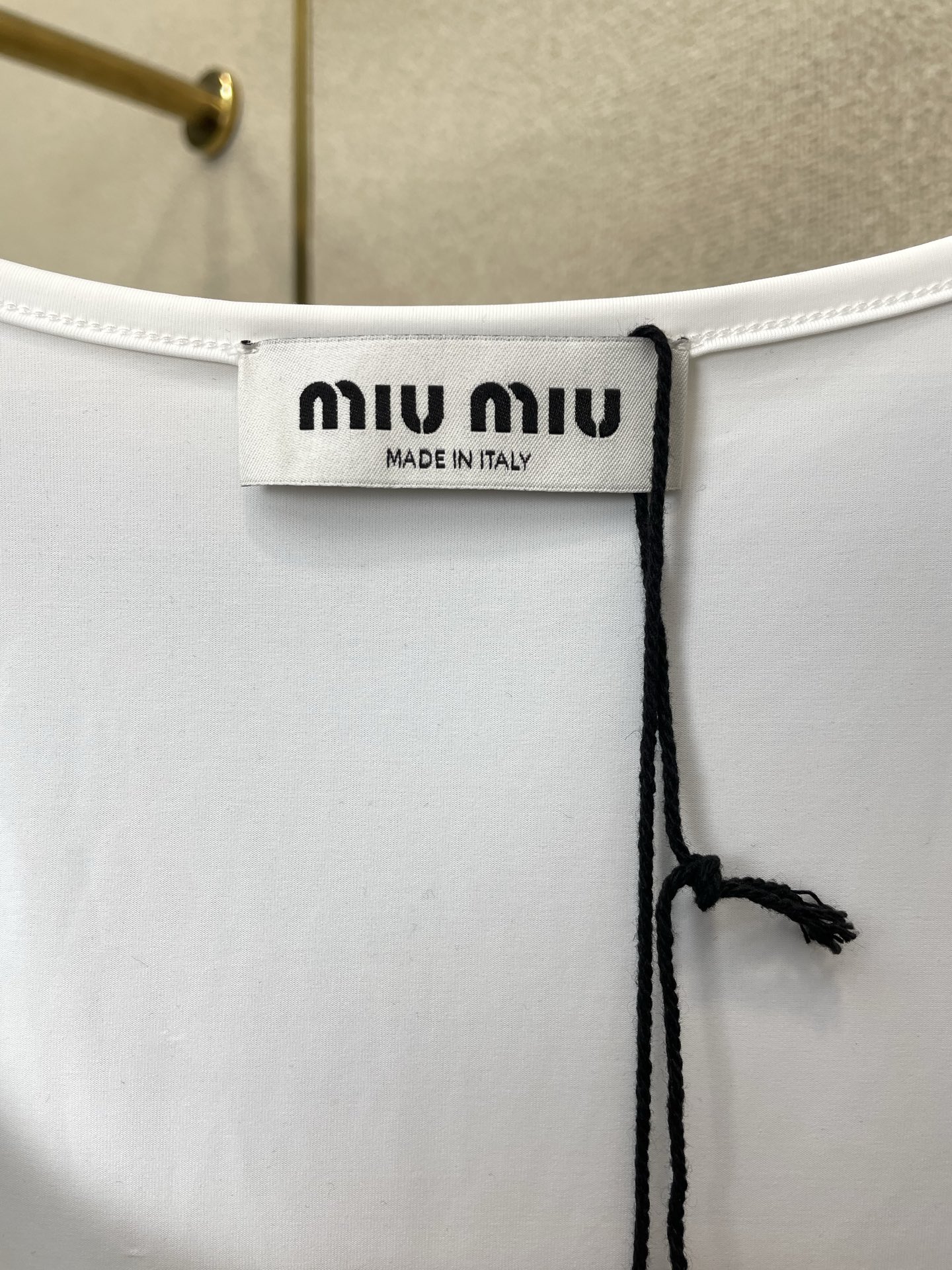 Miumiu谬谬👚砸锅卖铁都要上的新款👚新款女装休闲假两件吊带裙 高端版本！独特设计 专柜定制面料 透气舒适度高，细节无