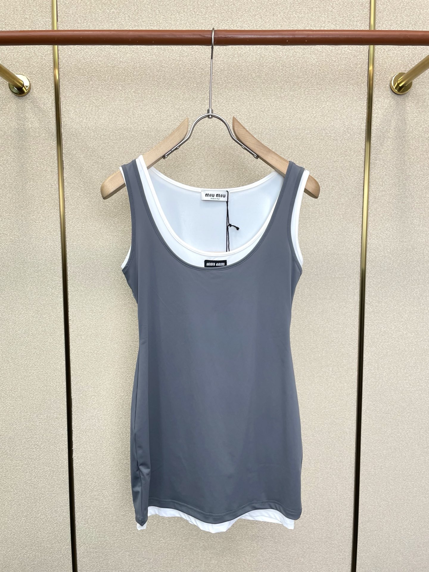 Miumiu谬谬👚砸锅卖铁都要上的新款👚新款女装休闲假两件吊带裙 高端版本！独特设计 专柜定制面料 透气舒适度高，细节无