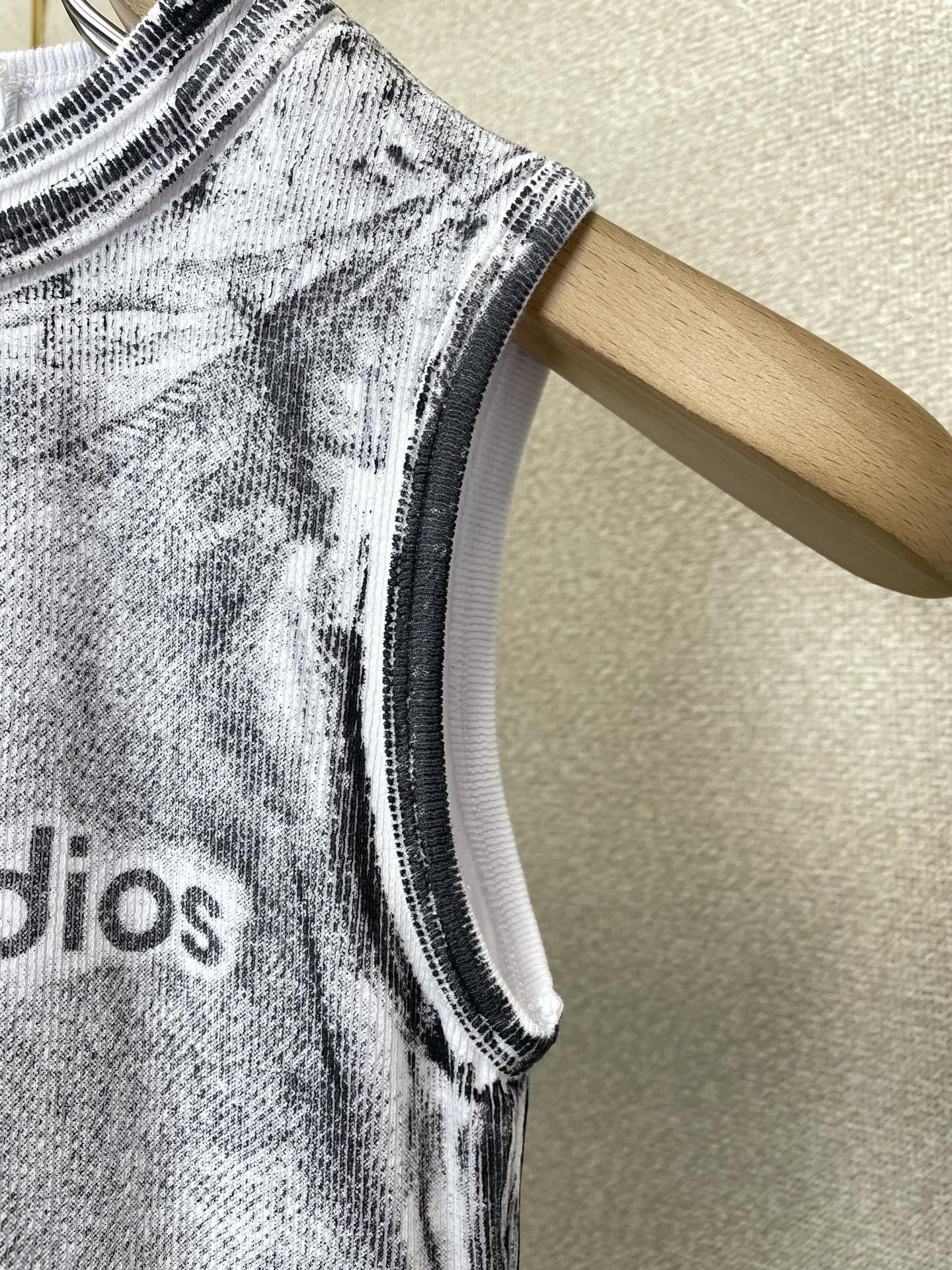 Acne Studios👚砸锅卖铁都要上的新款👚新款女装休闲做旧背心 高端版本！独特设计 专柜定制面料 透气舒适度高，细