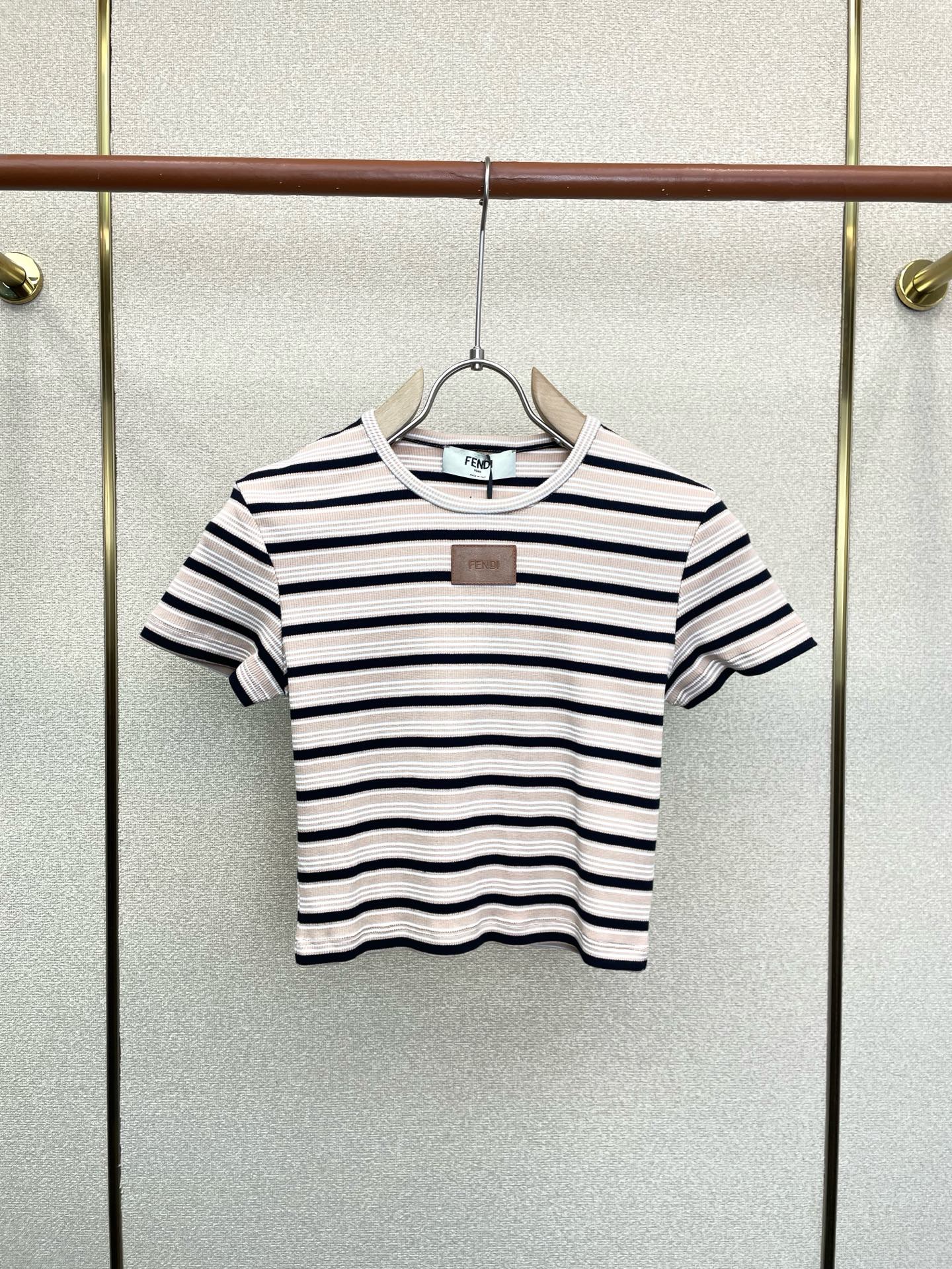 FENDI芬迪👚砸锅卖铁都要上的新款👚新款女装休闲条纹针织短袖 高端版本！独特设计 专柜定制面料 透气舒适度高，细节无可