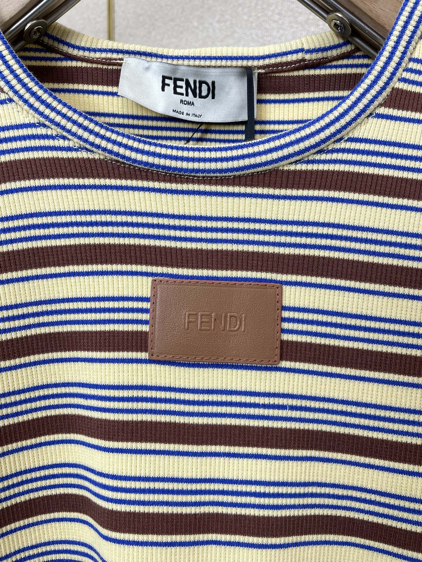 FENDI芬迪👚砸锅卖铁都要上的新款👚新款女装休闲条纹针织短袖 高端版本！独特设计 专柜定制面料 透气舒适度高，细节无可