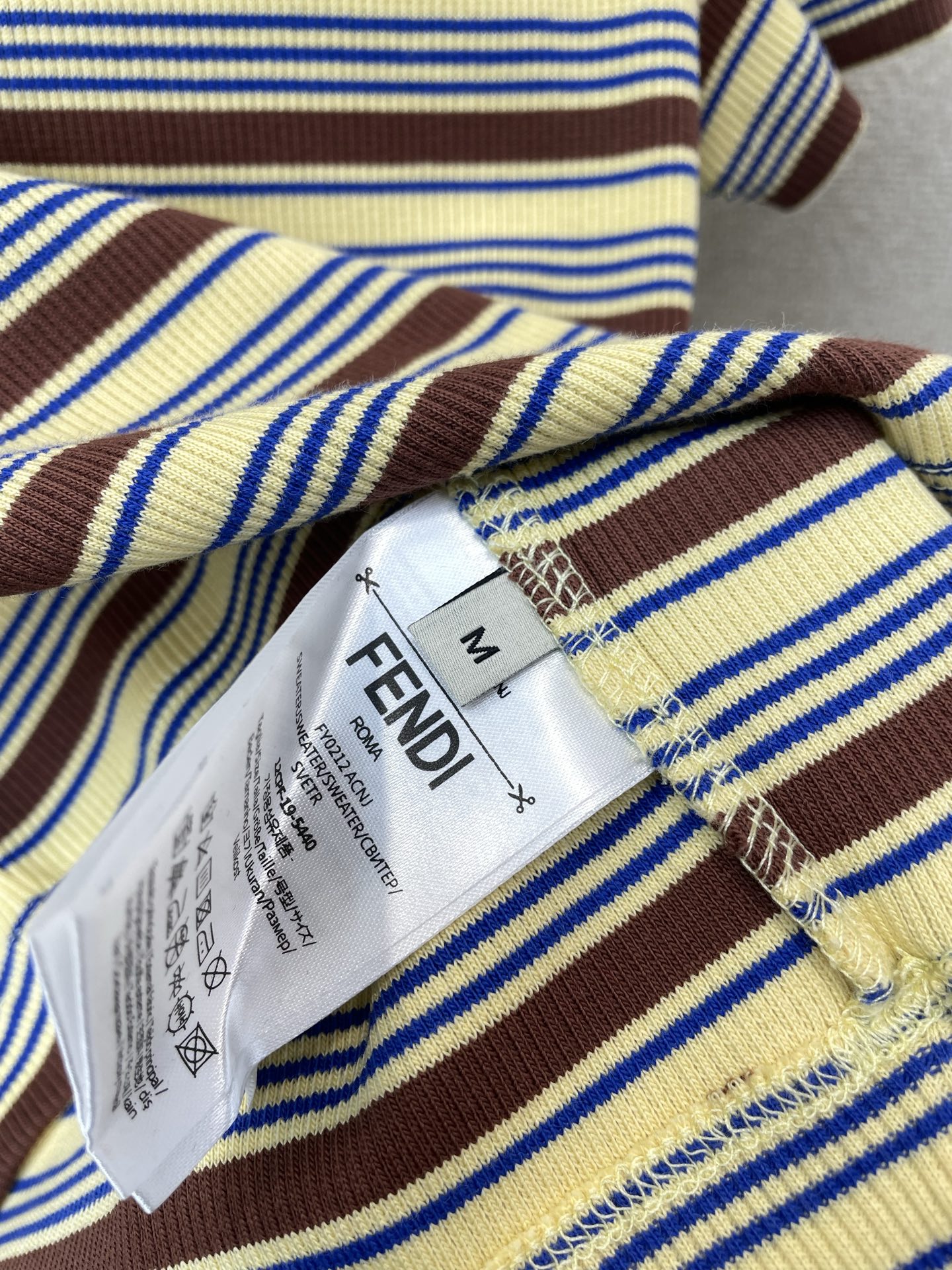 FENDI芬迪👚砸锅卖铁都要上的新款👚新款女装休闲条纹针织短袖 高端版本！独特设计 专柜定制面料 透气舒适度高，细节无可
