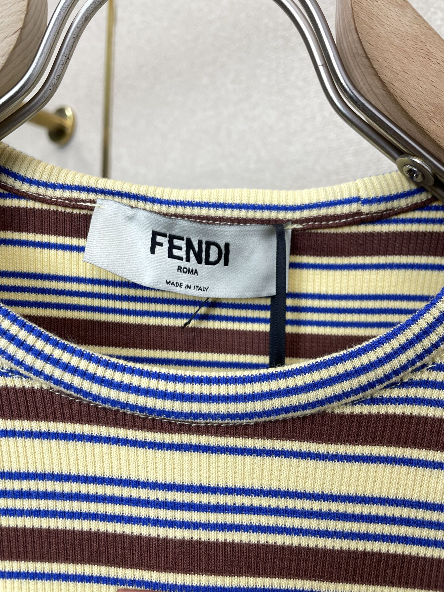 FENDI芬迪👚砸锅卖铁都要上的新款👚新款女装休闲条纹针织短袖 高端版本！独特设计 专柜定制面料 透气舒适度高，细节无可
