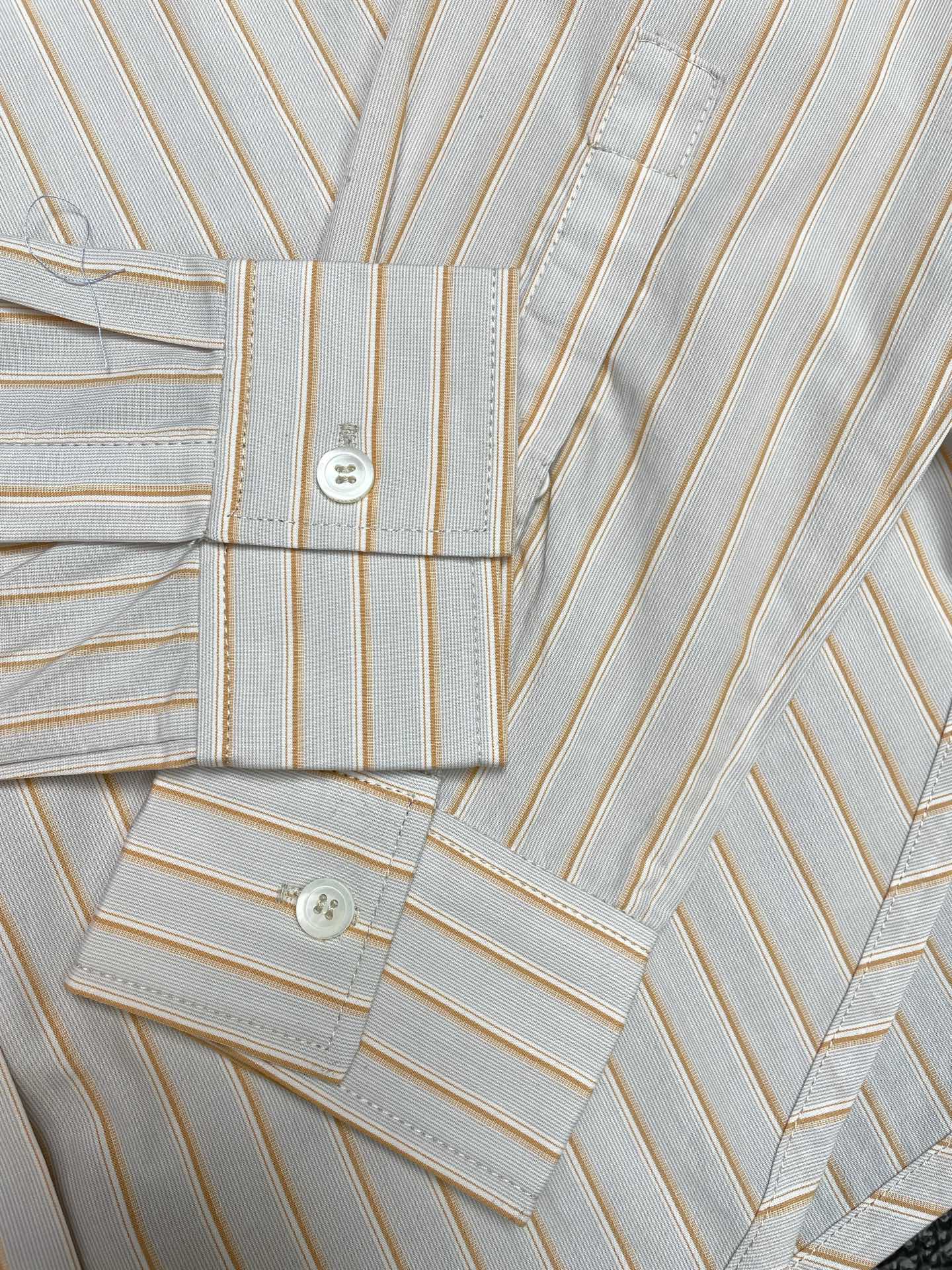 LOEWE罗意威👚砸锅卖铁都要上的新款👚新款女装休闲衬衫 高端版本！独特设计 专柜定制面料 透气舒适度高，细节无可挑剔，