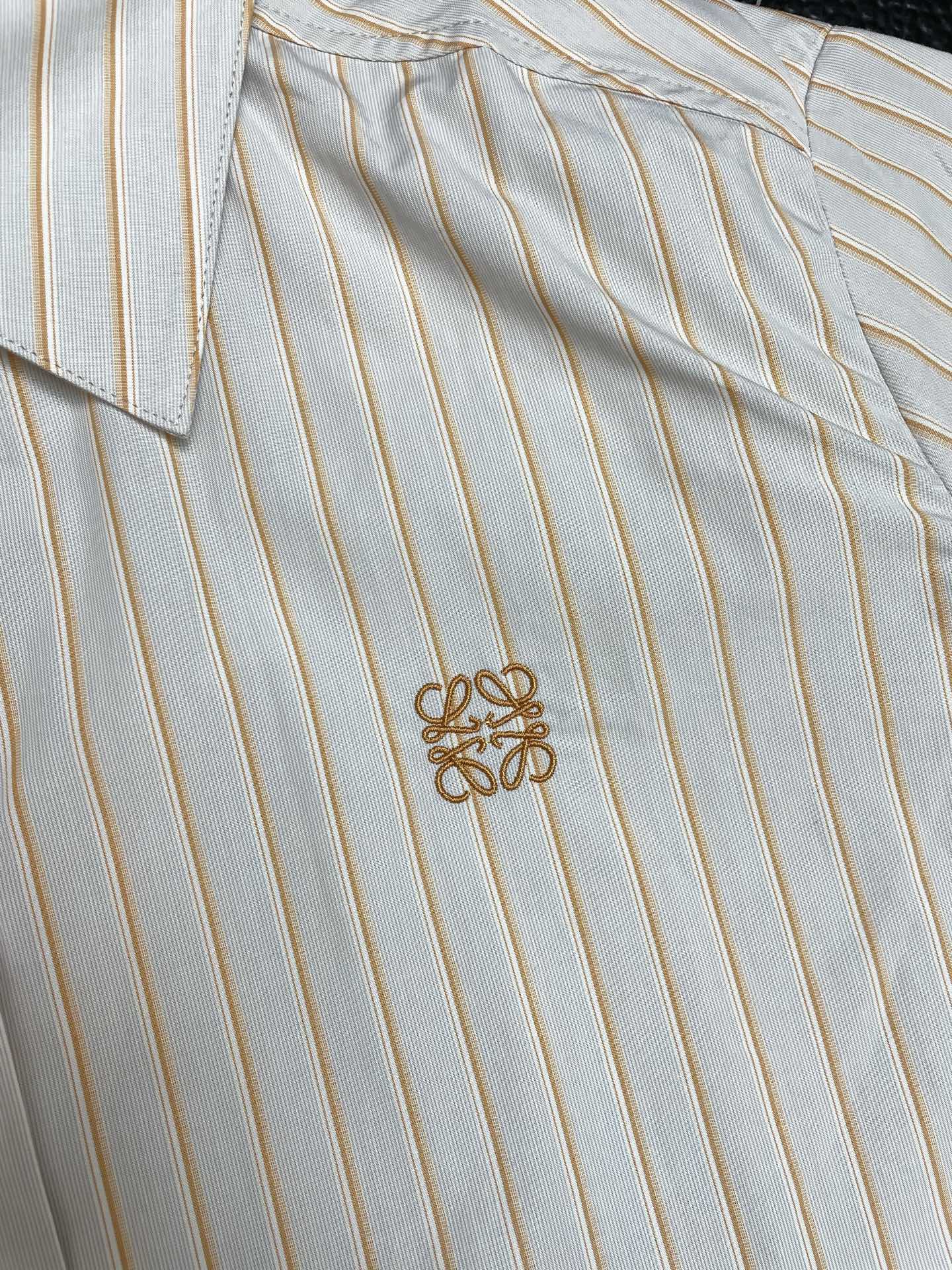 LOEWE罗意威👚砸锅卖铁都要上的新款👚新款女装休闲衬衫 高端版本！独特设计 专柜定制面料 透气舒适度高，细节无可挑剔，