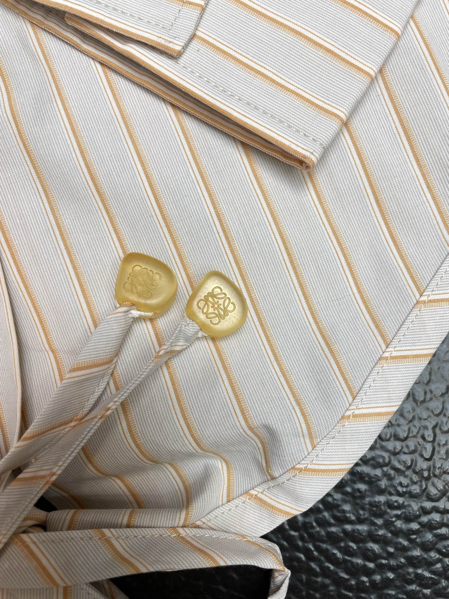 LOEWE罗意威👚砸锅卖铁都要上的新款👚新款女装休闲衬衫 高端版本！独特设计 专柜定制面料 透气舒适度高，细节无可挑剔，
