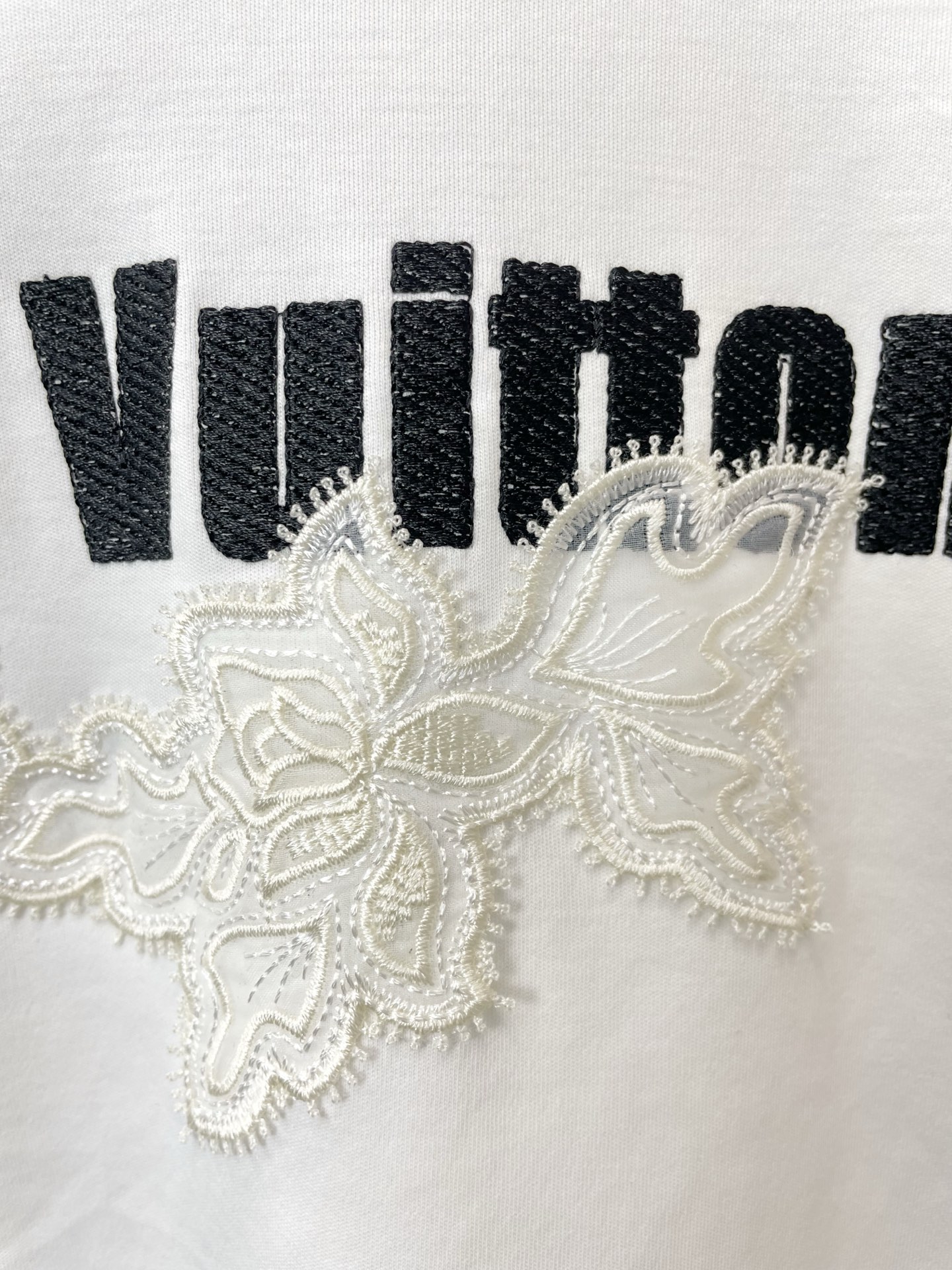 Louis Vuitton路易威登👚砸锅卖铁都要上的新款👚新款女装休闲短袖 高端版本！独特设计 专柜定制面料 透气舒适度