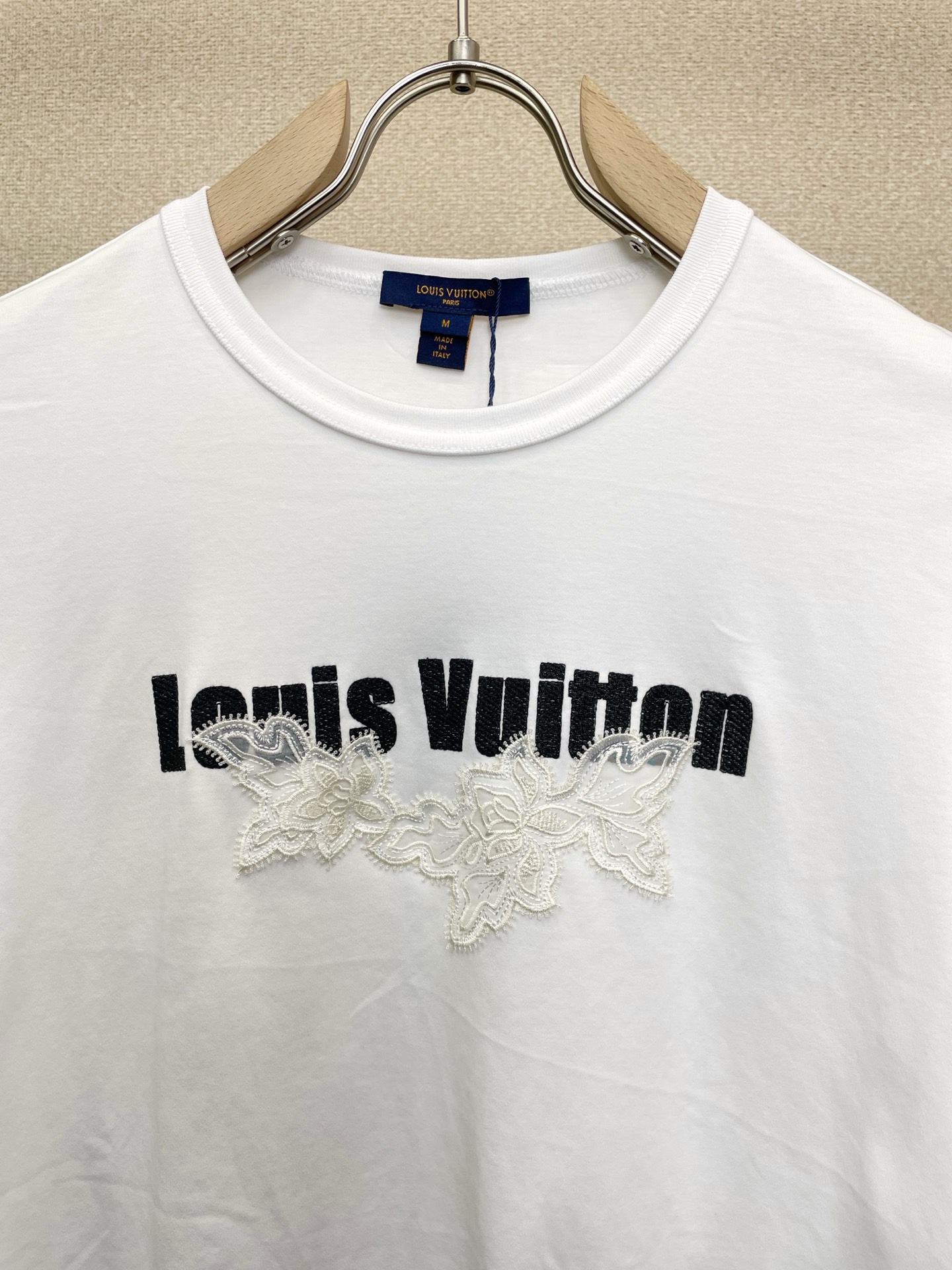 Louis Vuitton路易威登👚砸锅卖铁都要上的新款👚新款女装休闲短袖 高端版本！独特设计 专柜定制面料 透气舒适度