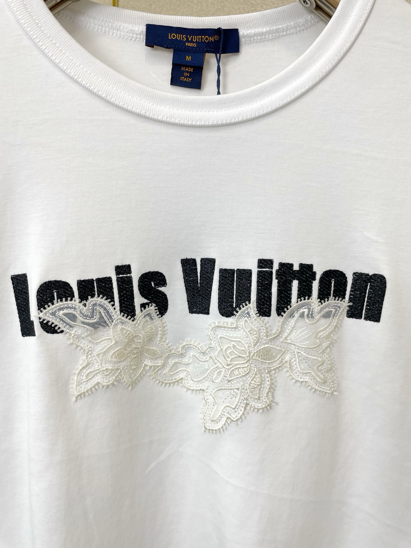 Louis Vuitton路易威登👚砸锅卖铁都要上的新款👚新款女装休闲短袖 高端版本！独特设计 专柜定制面料 透气舒适度