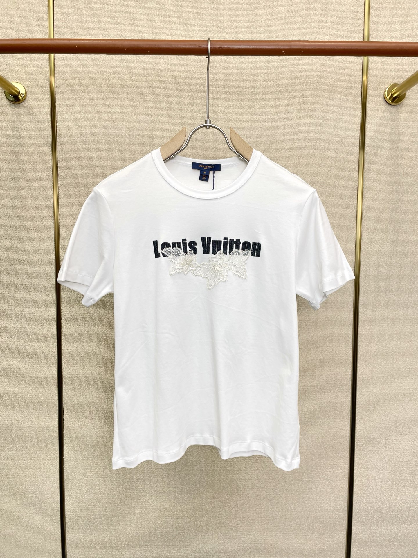 Louis Vuitton路易威登👚砸锅卖铁都要上的新款👚新款女装休闲短袖 高端版本！独特设计 专柜定制面料 透气舒适度