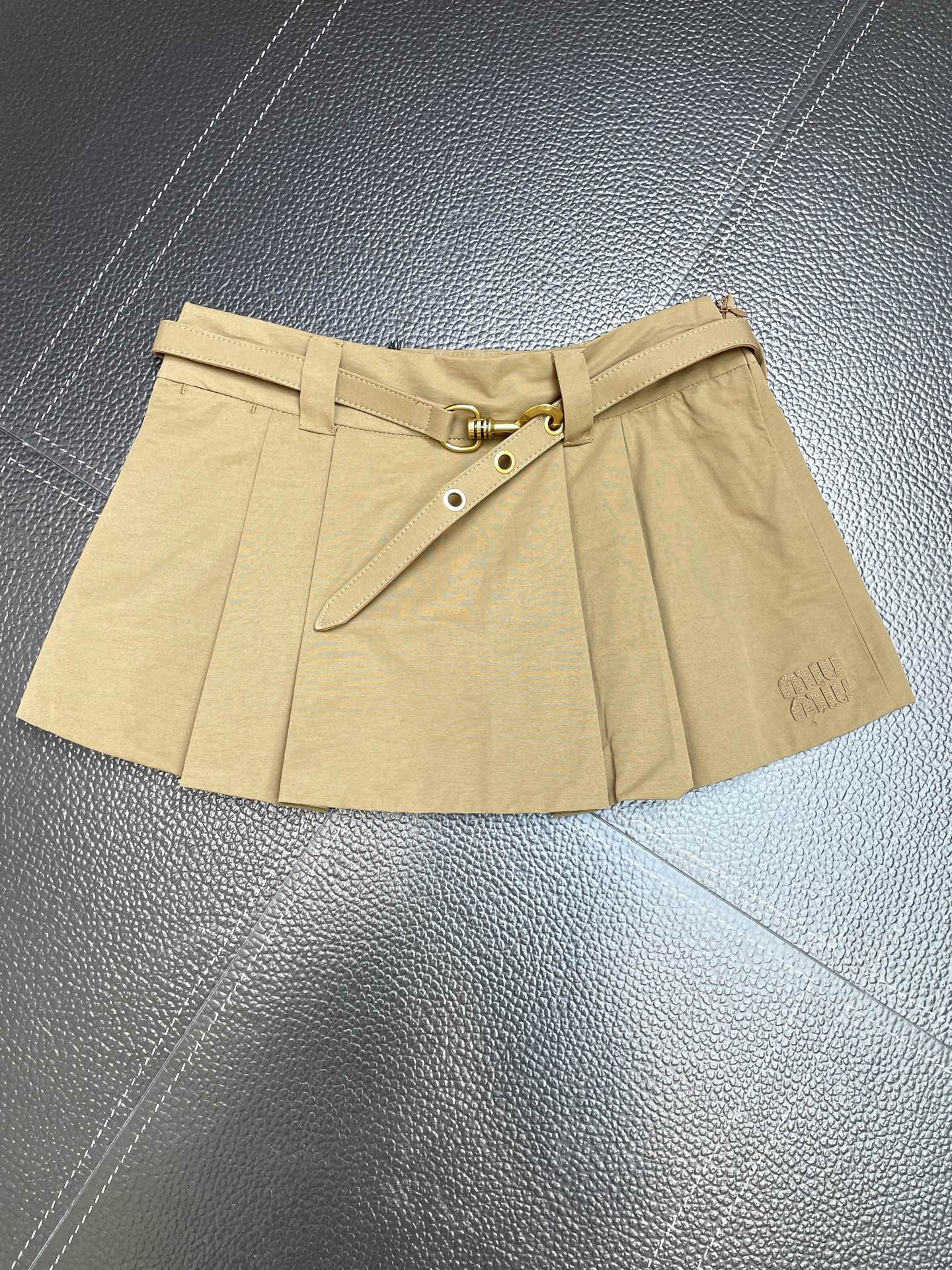 MIUMIU谬谬👗砸锅卖铁都要上的新款👚新款女装休闲百褶裙👗高端版本！独特设计 专柜定制面料 透气舒适度高，细节无可挑剔