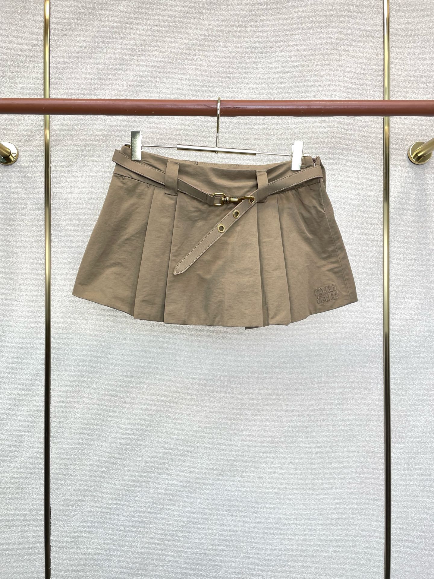 MIUMIU谬谬👗砸锅卖铁都要上的新款👚新款女装休闲百褶裙👗高端版本！独特设计 专柜定制面料 透气舒适度高，细节无可挑剔