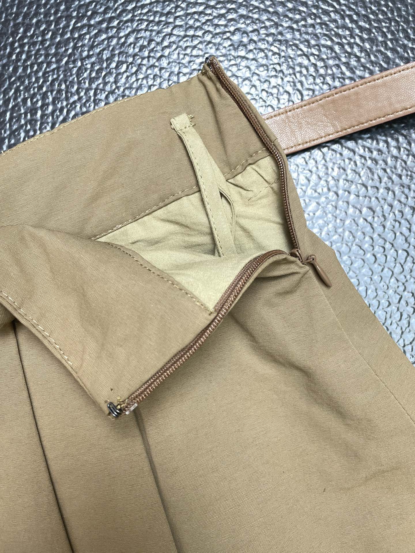 MIUMIU谬谬👗砸锅卖铁都要上的新款👚新款女装休闲百褶裙👗高端版本！独特设计 专柜定制面料 透气舒适度高，细节无可挑剔