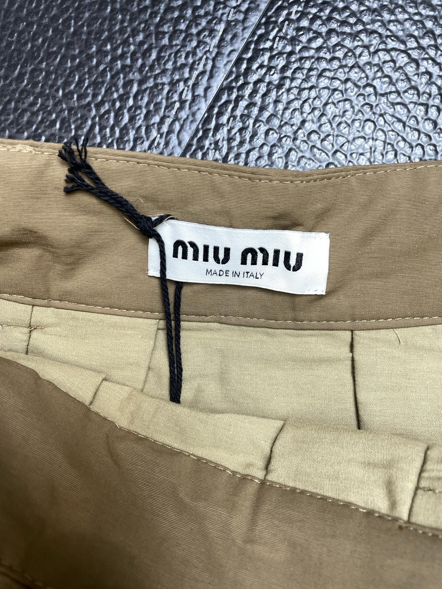 MIUMIU谬谬👗砸锅卖铁都要上的新款👚新款女装休闲百褶裙👗高端版本！独特设计 专柜定制面料 透气舒适度高，细节无可挑剔