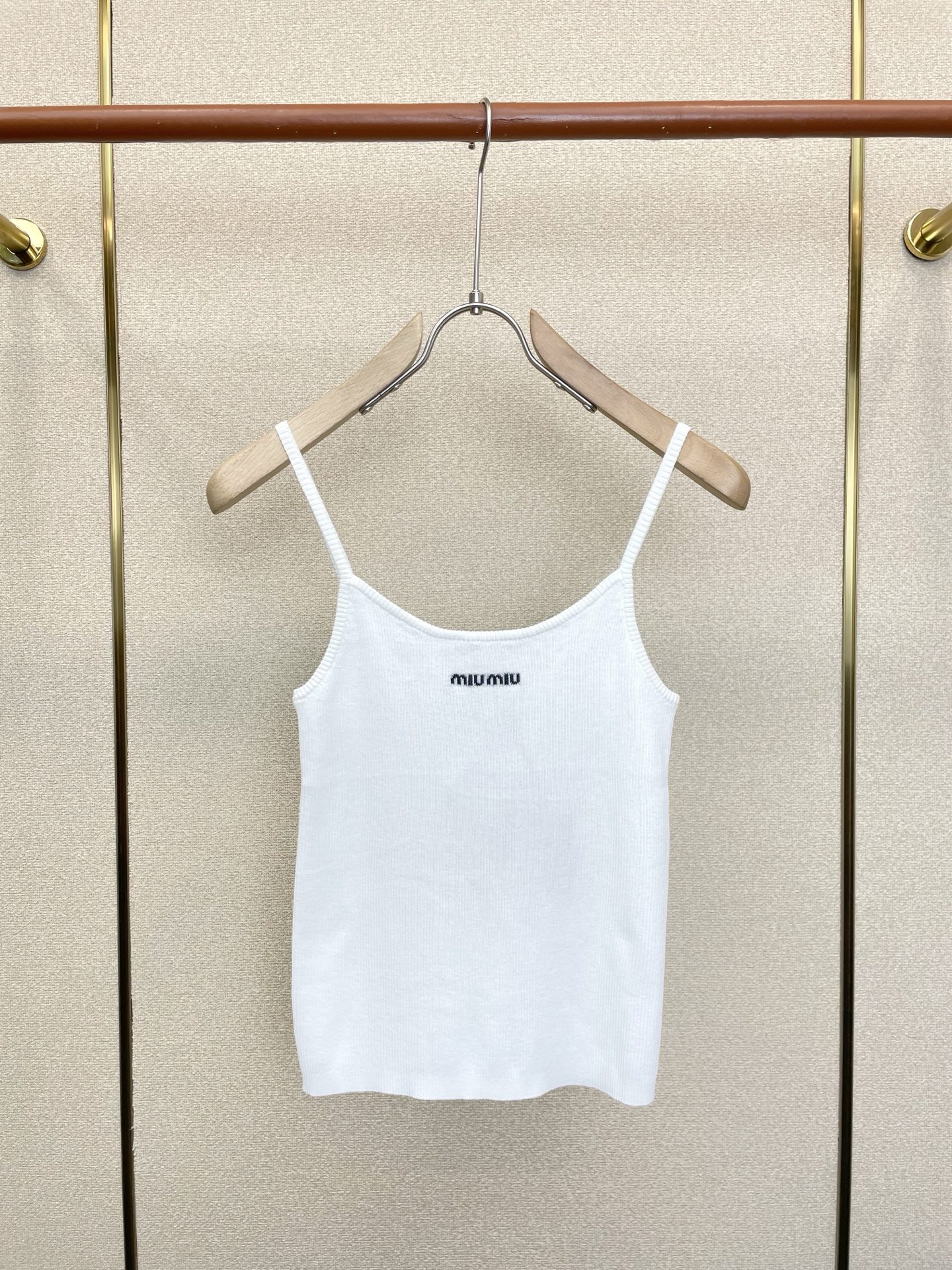 Miumiu谬谬👚砸锅卖铁都要上的新款👚新款女装休闲针织吊带 高端版本！独特设计 专柜定制面料 透气舒适度高，细节无可挑