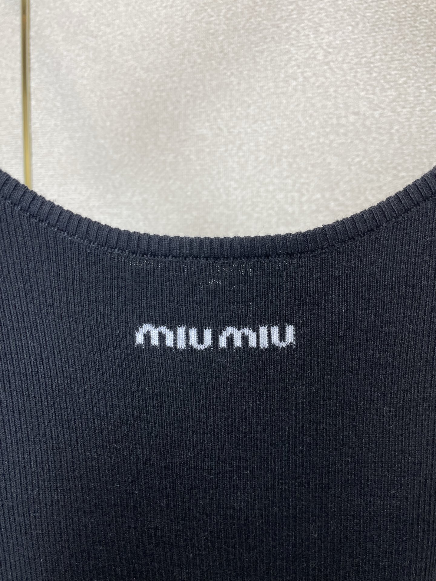 Miumiu谬谬👚砸锅卖铁都要上的新款👚新款女装休闲针织吊带 高端版本！独特设计 专柜定制面料 透气舒适度高，细节无可挑