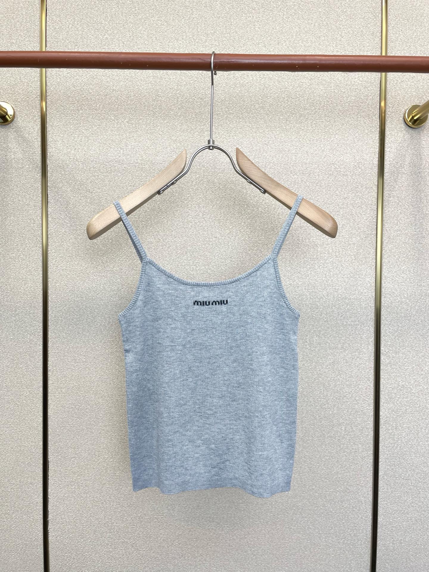 Miumiu谬谬👚砸锅卖铁都要上的新款👚新款女装休闲针织吊带 高端版本！独特设计 专柜定制面料 透气舒适度高，细节无可挑