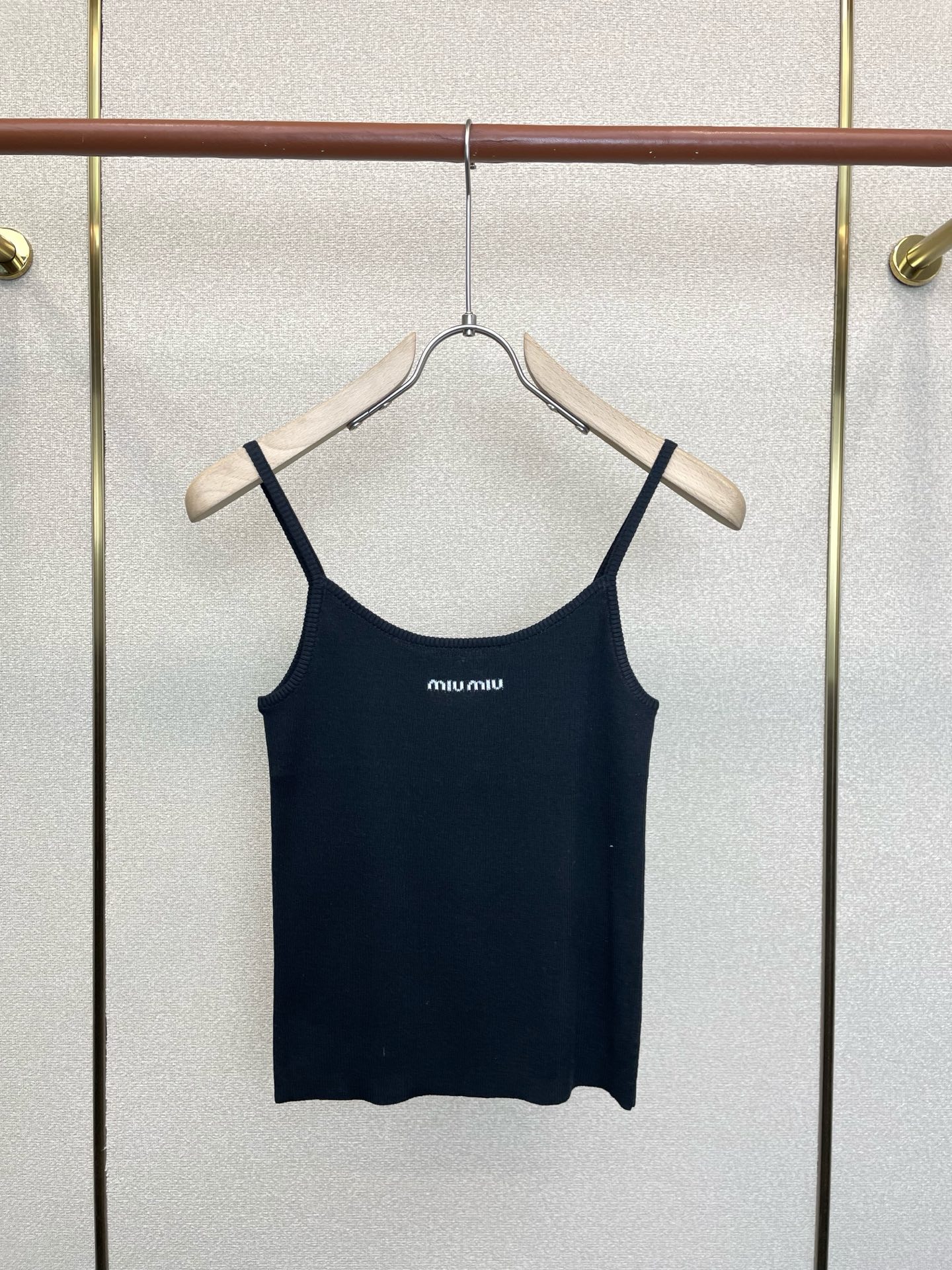 Miumiu谬谬👚砸锅卖铁都要上的新款👚新款女装休闲针织吊带 高端版本！独特设计 专柜定制面料 透气舒适度高，细节无可挑
