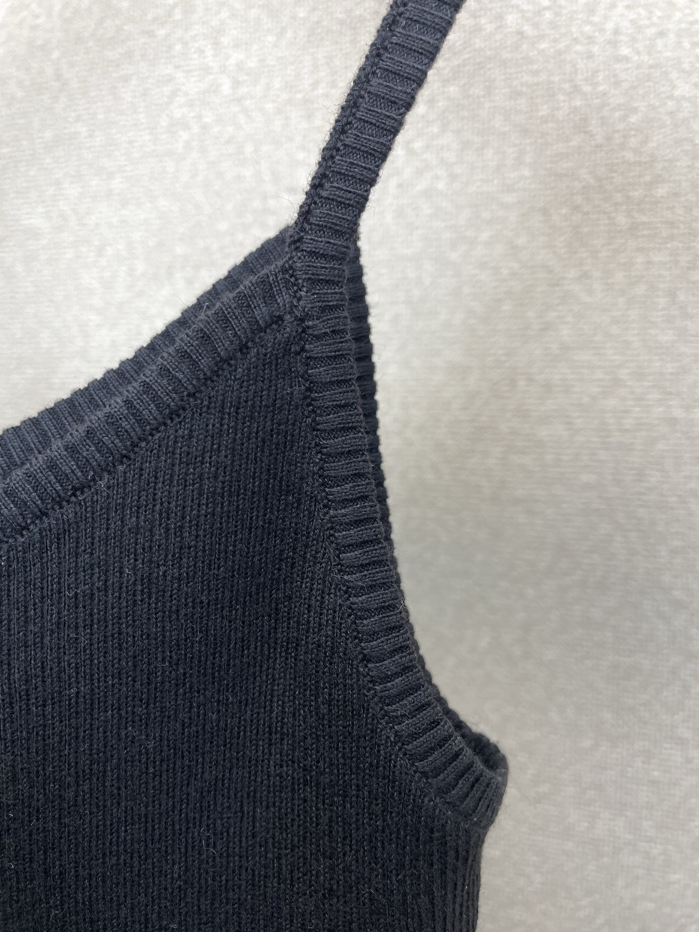 Miumiu谬谬👚砸锅卖铁都要上的新款👚新款女装休闲针织吊带 高端版本！独特设计 专柜定制面料 透气舒适度高，细节无可挑