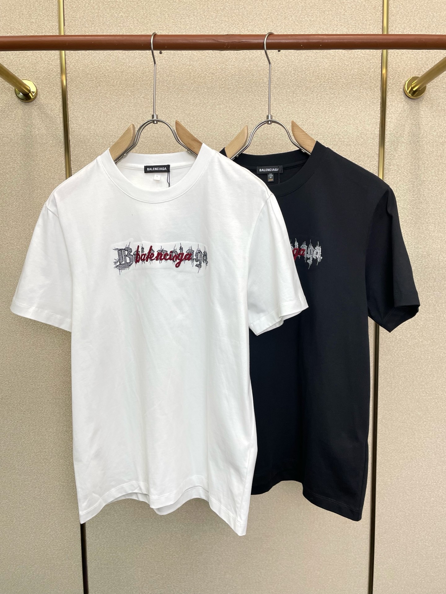 NO:938430,.Balenciaga exclusively supplies new original men's casual short sleeves. High-end customization. High-end version. Fashionable and versatile imported fabrics. Super soft and delicate feel. Skin-friendly and comfortable to wear. High-end boutique. The upper body is exquisitely made by the factory. A must-have item for men. Three complete standards. Size M-3XL,,balenciaga,balenciaga,T-shirt,19860909.Balenciaga巴黎世家独家专供新款原单男士休闲短袖 高端定制 高端版本 时尚百搭爆款进口面料 手感超柔软细腻 穿着亲肤舒适 高端精品 代工厂精细做上身非常赞 男士必备单品 三标齐全 码数M-3XL,,balenciaga,balenciaga,T-shirt,,Men's clothing