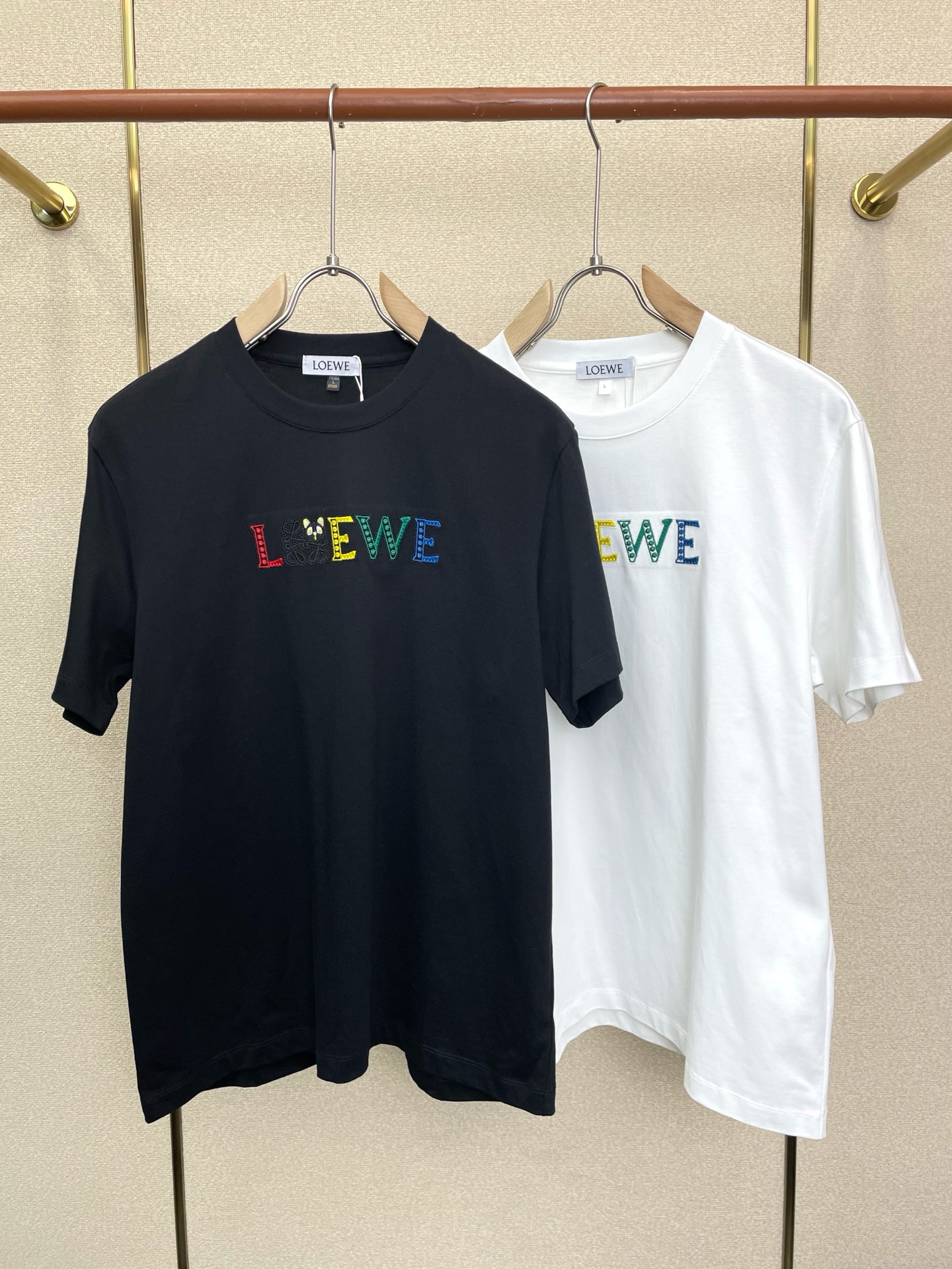 NO:938433,.LOEWE exclusively supplies new original men's casual short-sleeves. High-end customization. High-end version. Fashionable and versatile imported fabrics. Super soft and delicate feel. Skin-friendly and comfortable to wear. High-end boutique. The upper body is exquisitely made by the factory. Men's must-have items. Three standards are complete. Size M-3XL,,loewe,loewe,T-shirt,19860909.LOEWE罗意威独家专供新款原单男士休闲短袖 高端定制 高端版本 时尚百搭爆款进口面料 手感超柔软细腻 穿着亲肤舒适 高端精品 代工厂精细做上身非常赞 男士必备单品 三标齐全 码数M-3XL,,loewe,loewe,T-shirt,,Men's clothing