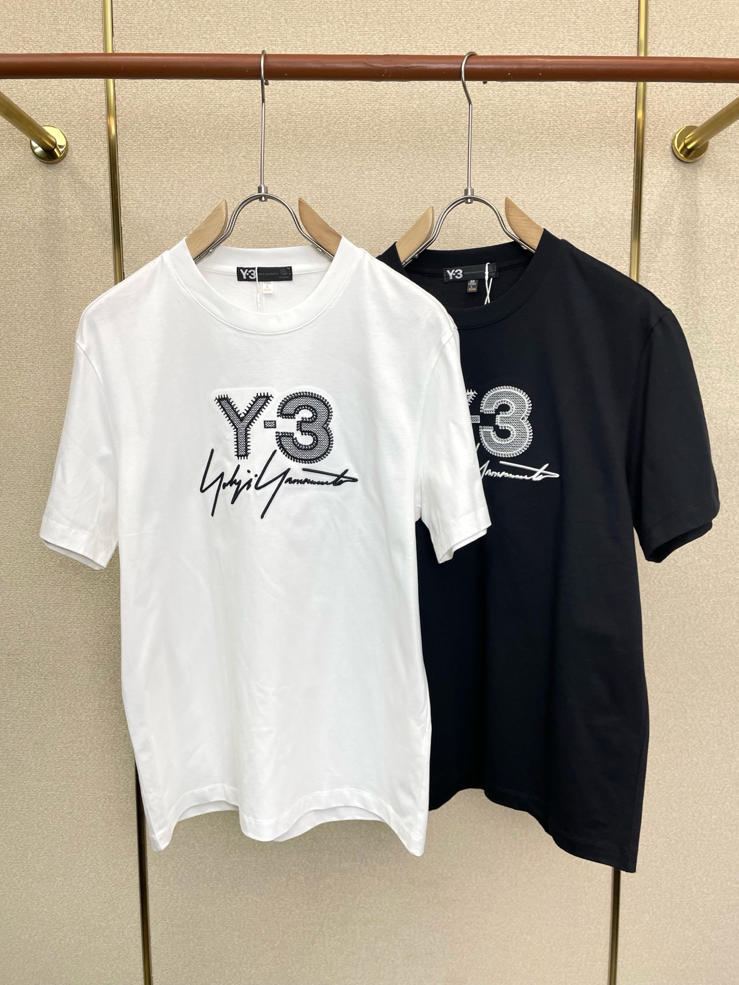 NO:938436,.Y-3 Yohji Yamamoto exclusively supplies the new original men's casual short sleeves. High-end customization. High-end version. Fashionable and versatile imported fabrics. Super soft and delicate feel. Skin-friendly and comfortable to wear. High-end boutique. The upper body is exquisitely made by the OEM. A must-have item for men. Three complete standards. Size M-3XL, T-shirt,19860909.Y-3山本耀司独家专供新款原单男士休闲短袖 高端定制 高端版本 时尚百搭爆款进口面料 手感超柔软细腻 穿着亲肤舒适 高端精品 代工厂精细做上身非常赞 男士必备单品 三标齐全 码数M-3XL,,T-shirt,,Men's clothing