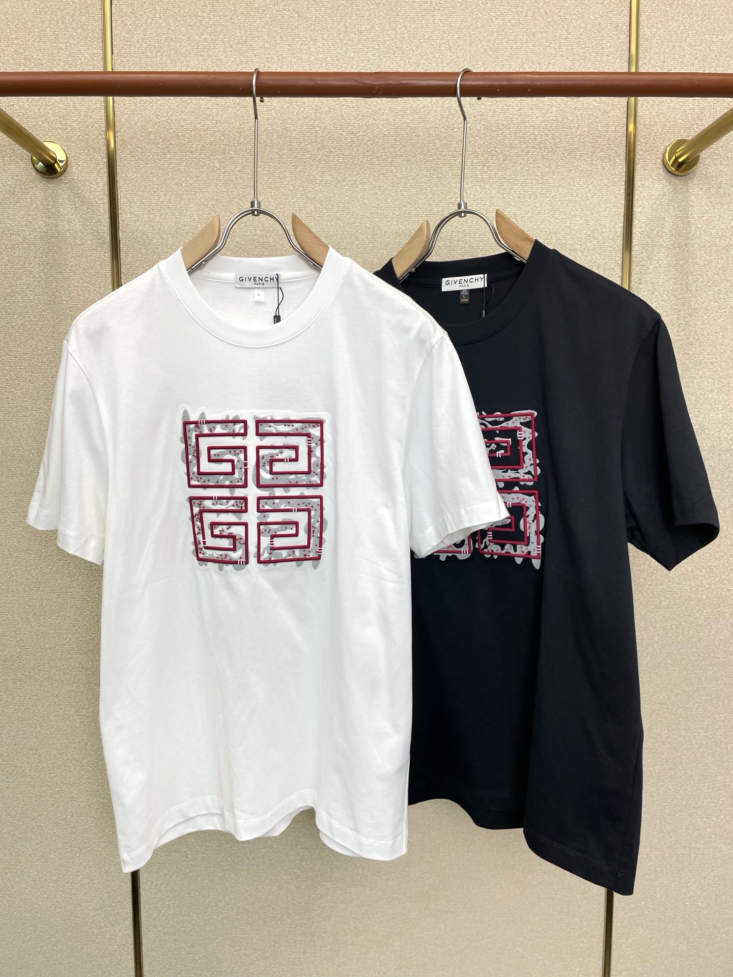 NO:938438,.Givenchy exclusively supplies new original men's casual short-sleeves, high-end customization, high-end version, fashionable and versatile imported fabrics, super soft and delicate to the touch, skin-friendly and comfortable to wear, high-end boutique, the upper body is exquisitely made by the factory, a must-have item for men, complete with three standards, size M-3XL,,givenchy,givenchy,T-shirt,19860909.Givenchy纪梵希独家专供新款原单男士休闲短袖 高端定制 高端版本 时尚百搭爆款进口面料 手感超柔软细腻 穿着亲肤舒适 高端精品 代工厂精细做上身非常赞 男士必备单品 三标齐全 码数M-3XL,,givenchy,givenchy,T-shirt,,Men's clothing