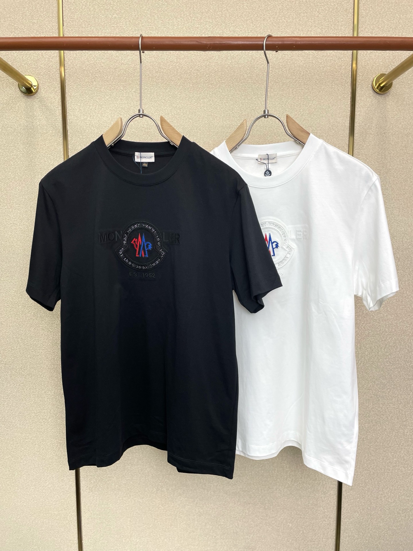 NO:938442,.Moncler Moncler Men's Men's Casual Short Sleeves are exclusively available for new models. High-end customization. High-end version. Fashionable and versatile imported fabrics. Super soft and delicate feel. Skin-friendly and comfortable to wear. High-end boutique. The upper body is finely made by the factory. It is a must-have item for men. Complete with three standards. Size M-3XL, Moncler, T-shirt,19860909.Moncler蒙口独家专供新款原单男士休闲短袖 高端定制 高端版本 时尚百搭爆款进口面料 手感超柔软细腻 穿着亲肤舒适 高端精品 代工厂精细做上身非常赞 男士必备单品 三标齐全 码数M-3XL,,Moncler,T-shirt,,Men's clothing