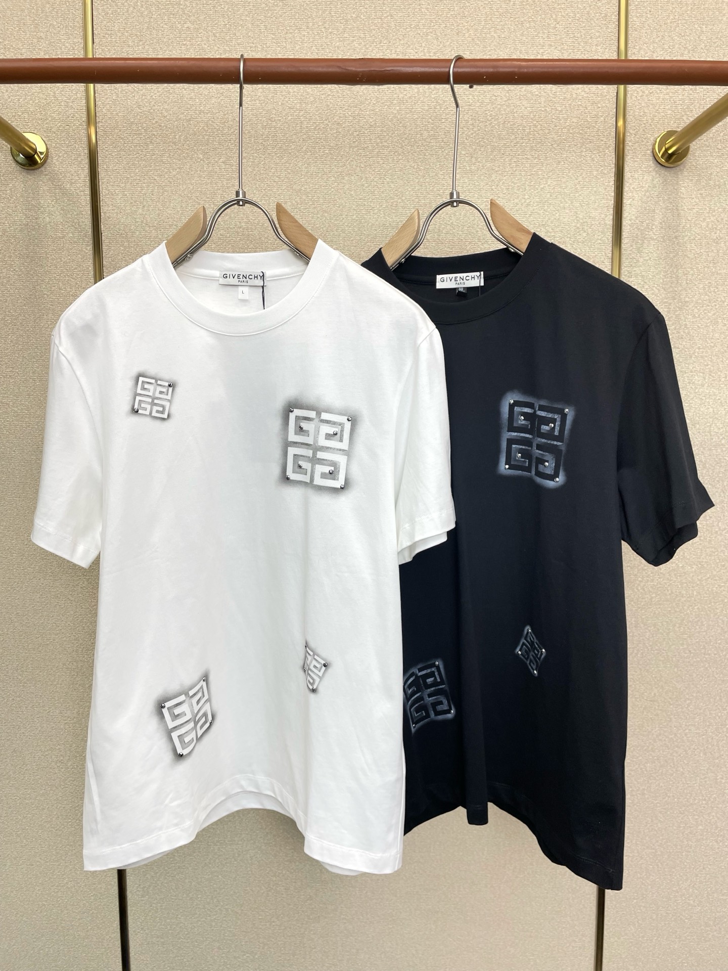 NO:938445,.Givenchy exclusively supplies new original men's casual short-sleeves, high-end customization, high-end version, fashionable and versatile imported fabrics, super soft and delicate to the touch, skin-friendly and comfortable to wear, high-end boutique, the upper body is exquisitely made by the factory, a must-have item for men, complete with three standards, size M-3XL,,givenchy,givenchy,T-shirt,19860909.Givenchy纪梵希独家专供新款原单男士休闲短袖 高端定制 高端版本 时尚百搭爆款进口面料 手感超柔软细腻 穿着亲肤舒适 高端精品 代工厂精细做上身非常赞 男士必备单品 三标齐全 码数M-3XL,,givenchy,givenchy,T-shirt,,Men's clothing