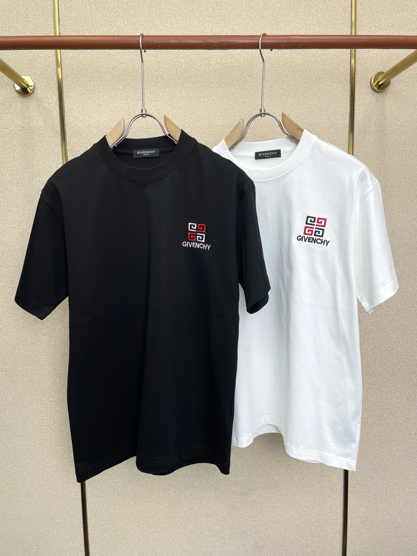 NO:938451,.Givenchy exclusively supplies new original men's casual short-sleeves, high-end customization, high-end version, fashionable and versatile imported fabrics, super soft and delicate to the touch, skin-friendly and comfortable to wear, high-end boutique, the upper body is exquisitely made by the factory, a must-have item for men, complete with three standards, size M-3XL,,givenchy,givenchy,T-shirt,19860909.Givenchy纪梵希独家专供新款原单男士休闲短袖 高端定制 高端版本 时尚百搭爆款进口面料 手感超柔软细腻 穿着亲肤舒适 高端精品 代工厂精细做上身非常赞 男士必备单品 三标齐全 码数M-3XL,,givenchy,givenchy,T-shirt,,Men's clothing