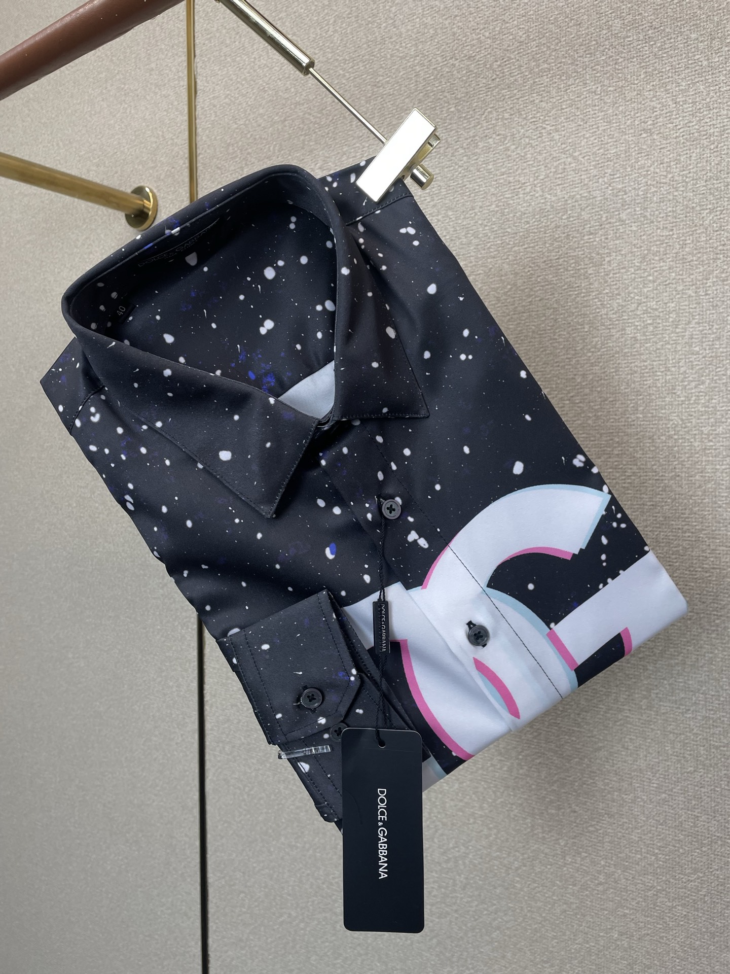 NO:938463,.Dolce&Gabbana exclusively supplies new original men's casual long-sleeved shirts. High-end customization. High-end version. Fashionable and versatile imported fabrics. Super soft and delicate feel. Skin-friendly and comfortable to wear. High-end boutique. The upper body is finely made by the factory. It is a must-have item for men. Three standards are complete. Size 38-42,,Dolce&Gabbana,Dolce&Gabbana, shirts,19860909.Dolce&Gabbana杜嘉班纳独家专供新款原单男士休闲长袖衬衫 高端定制 高端版本 时尚百搭爆款进口面料 手感超柔软细腻 穿着亲肤舒适 高端精品 代工厂精细做上身非常赞 男士必备单品 三标齐全 码数38-42,,Dolce&Gabbana,Dolce&Gabbana,shirts,,Men's clothing