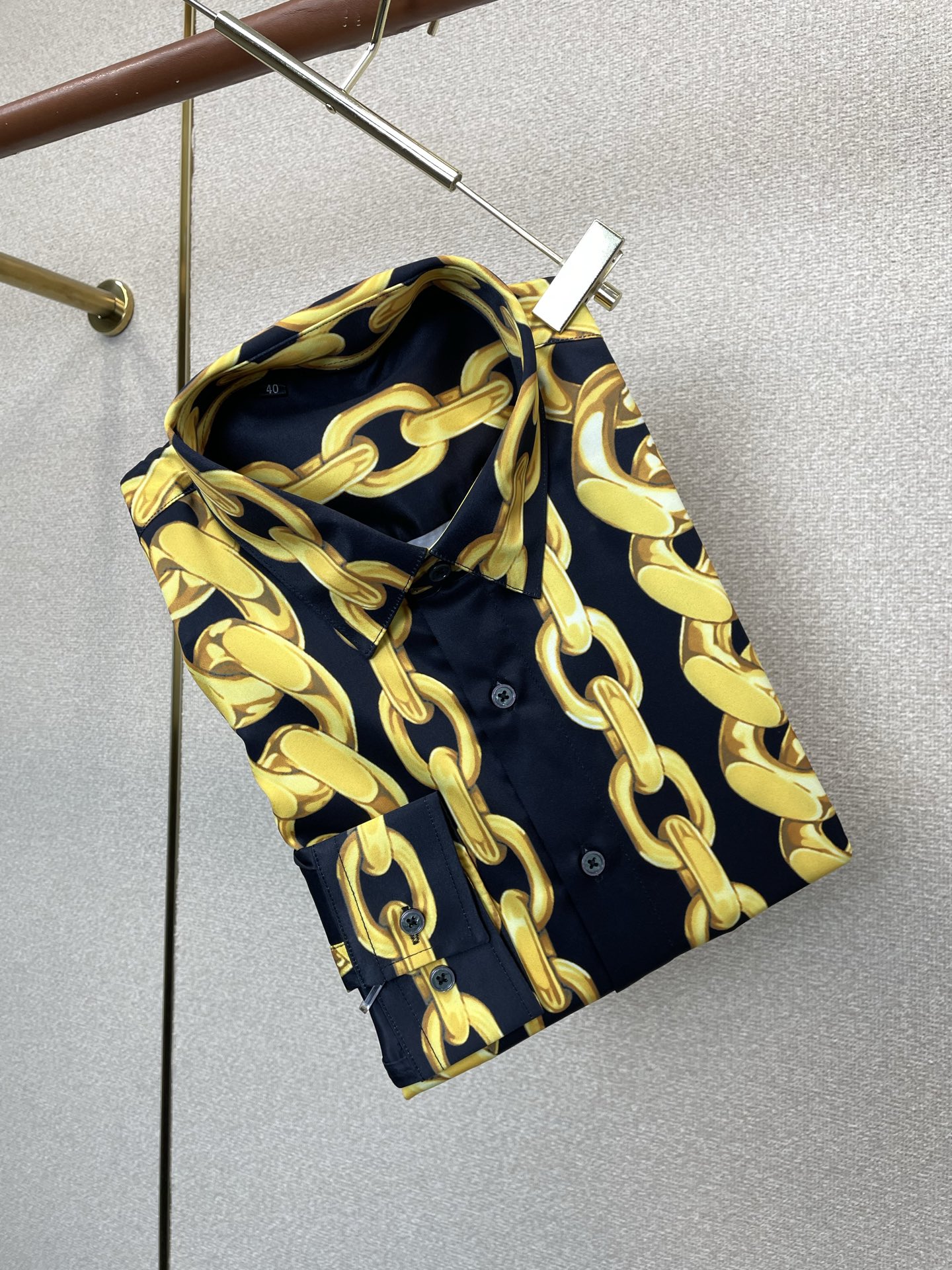 NO:938464,.VERSACE Versace exclusively provides new original men's casual long-sleeved shirts. High-end customization. High-end version. Fashionable and versatile imported fabrics. Super soft and delicate feel. Skin-friendly and comfortable to wear. High-end boutique. The upper body is exquisitely made by the factory. A must-have item for men. Complete with three standards. Size 38-42,,versace,versace,shirts,19860909.VERSACE范思哲独家专供新款原单男士休闲长袖衬衫 高端定制 高端版本 时尚百搭爆款进口面料 手感超柔软细腻 穿着亲肤舒适 高端精品 代工厂精细做上身非常赞 男士必备单品 三标齐全 码数38-42,,versace,versace,shirts,,Men's clothing