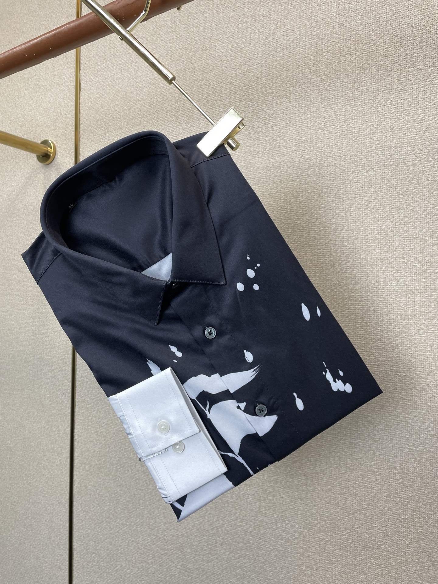 NO:938456,.McQueen McQueen exclusively supplies new original men's casual long-sleeved shirts. High-end customization. High-end version. Fashionable and versatile imported fabrics. Super soft and delicate feel. Skin-friendly and comfortable to wear. High-end boutique. The upper body is exquisitely made by the factory. A must-have item for men. Complete with three standards. Size 38-42,,alexander mcqueen,shirts,19860909.McQueen麦昆独家专供新款原单男士休闲长袖衬衫 高端定制 高端版本 时尚百搭爆款进口面料 手感超柔软细腻 穿着亲肤舒适 高端精品 代工厂精细做上身非常赞 男士必备单品 三标齐全 码数38-42,,alexander mcqueen,shirts,,Men's clothing