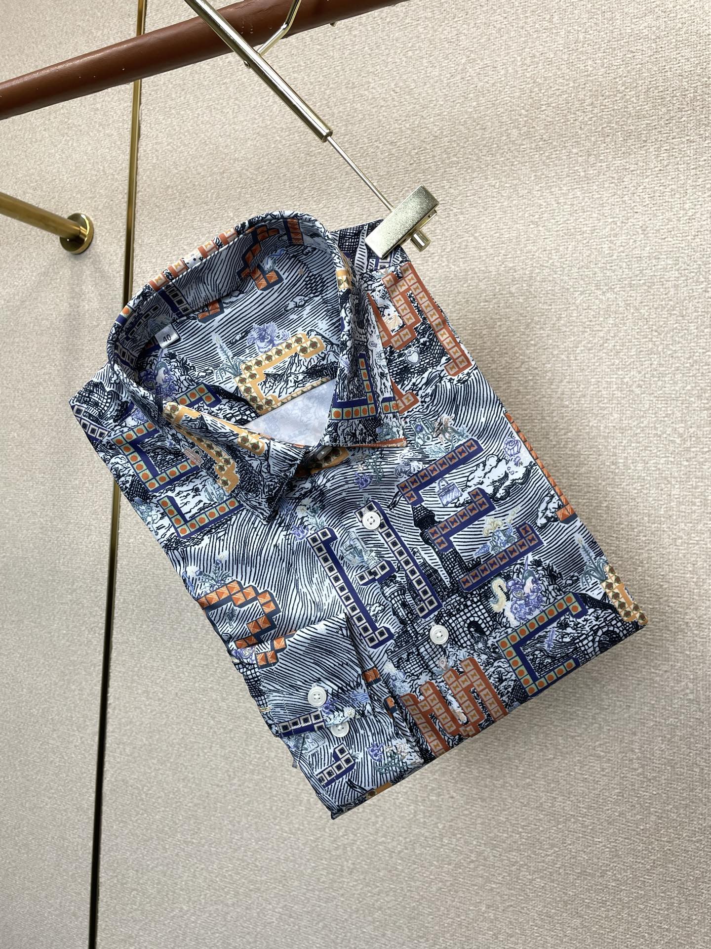 NO:938458,.Hermès exclusively supplies new original men's casual long-sleeved shirts. High-end customization. High-end version. Fashionable and versatile imported fabrics. Super soft and delicate feel. Skin-friendly and comfortable to wear. High-end boutique. The upper body is exquisitely made by the factory. A must-have item for men. Complete with three standards. Size 38-42,, hermes, hermes, shirts,19860909.Hermès爱马仕独家专供新款原单男士休闲长袖衬衫 高端定制 高端版本 时尚百搭爆款进口面料 手感超柔软细腻 穿着亲肤舒适 高端精品 代工厂精细做上身非常赞 男士必备单品 三标齐全 码数38-42,,hermes,hermes,shirts,,Men's clothing