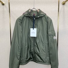 Moncler蒙口💥砸锅卖铁都要上的新款新款原单男士休闲连帽夹克 高端定制 高端版本 时尚百搭爆款⚠️⚠️✨✨进口面料 Moncler蒙口💥砸锅卖铁都要上的新款新款原单男士休闲连帽夹克 高端定制 高端版本 时尚百搭爆款⚠️⚠️✨✨进口面料