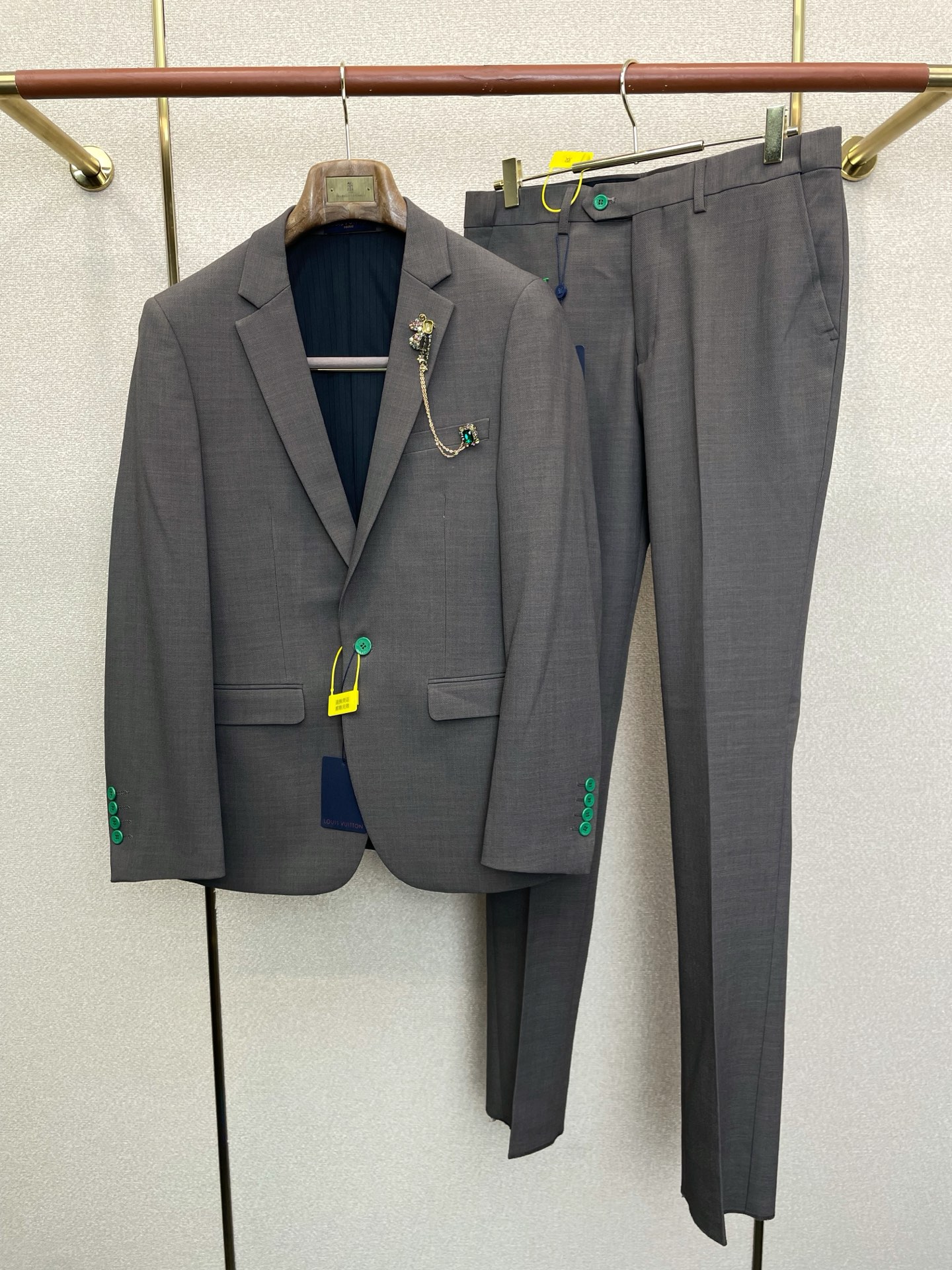 NO:938457,/Set. Single suit, trousers. Louis Vuitton Louis Vuitton new suit suit, foreign trade company order simple casual suit jacket, exclusive to imported original polyester fiber fabric, breathable, soft and warm, very straight and drapey, the whole piece of clothing is neatly laid out, and all hardware accessories are customer-supplied top accessories with logos. At first glance, it is high-end fabrics. This fabric is custom-woven. There is no such thing outside. It is a good product from a regular factory, and there is nothing picky about it.  Such a coat is a regular wear and is very practical. The same size is 46-56, louis vuitton, louis vuitton, jackets & coats, business suit,19860909/套.单西、西裤.Louis Vuitton路易威登新款西服套装,外贸公司订单 简约休闲西装外套,独家专供进口原版聚酯纤维面料,透气柔软保暖性很强,笔挺垂感十足,整件衣服车工走线整齐平整,所有五金附料都是客供带logo顶级配件 一看就是高档的面料 这种面料都是定织的 外面根本就没有 正规大厂途径出来的好货,无任何有挑剔的地方 这样的一件外套属于常备常穿的,实用性很强. 统一码数46-56,,louis vuitton,louis vuitton,jackets & coats,business suit,,Men's clothing