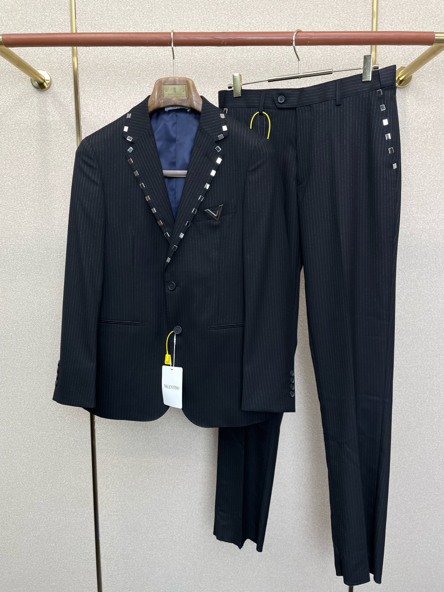 NO:938459,/Set. Single suit, trousers. VALENTINO Valentino new suit suit, foreign trade company order. Simple casual suit jacket, exclusively for imported original polyester fiber fabric. It is breathable, soft and warm, very straight and drapey. The whole piece of clothing is neatly laid out and all the hardware and accessories are supplied by customers. Top accessories with logo. At first glance, it is high-end fabrics. This fabric is custom-woven. There is no such thing as good products from regular manufacturers. There is nothing picky about it.  Such a coat is a common item and is very practical. Suit 46-58, trousers 29-38, valentino, valentino, jackets & coats, business suit,19860909/套.单西、西裤.VALENTINO华伦天奴新款西服套装,外贸公司订单 简约休闲西装外套,独家专供进口原版聚酯纤维面料,透气柔软保暖性很强,笔挺垂感十足,整件衣服车工走线整齐平整,所有五金附料都是客供带logo顶级配件 一看就是高档的面料 这种面料都是定织的 外面根本就没有 正规大厂途径出来的好货,无任何有挑剔的地方 这样的一件外套属于常备常穿的,实用性很强. 西服46-58、西裤29-38,,valentino,valentino,jackets & coats,business suit,,Men's clothing