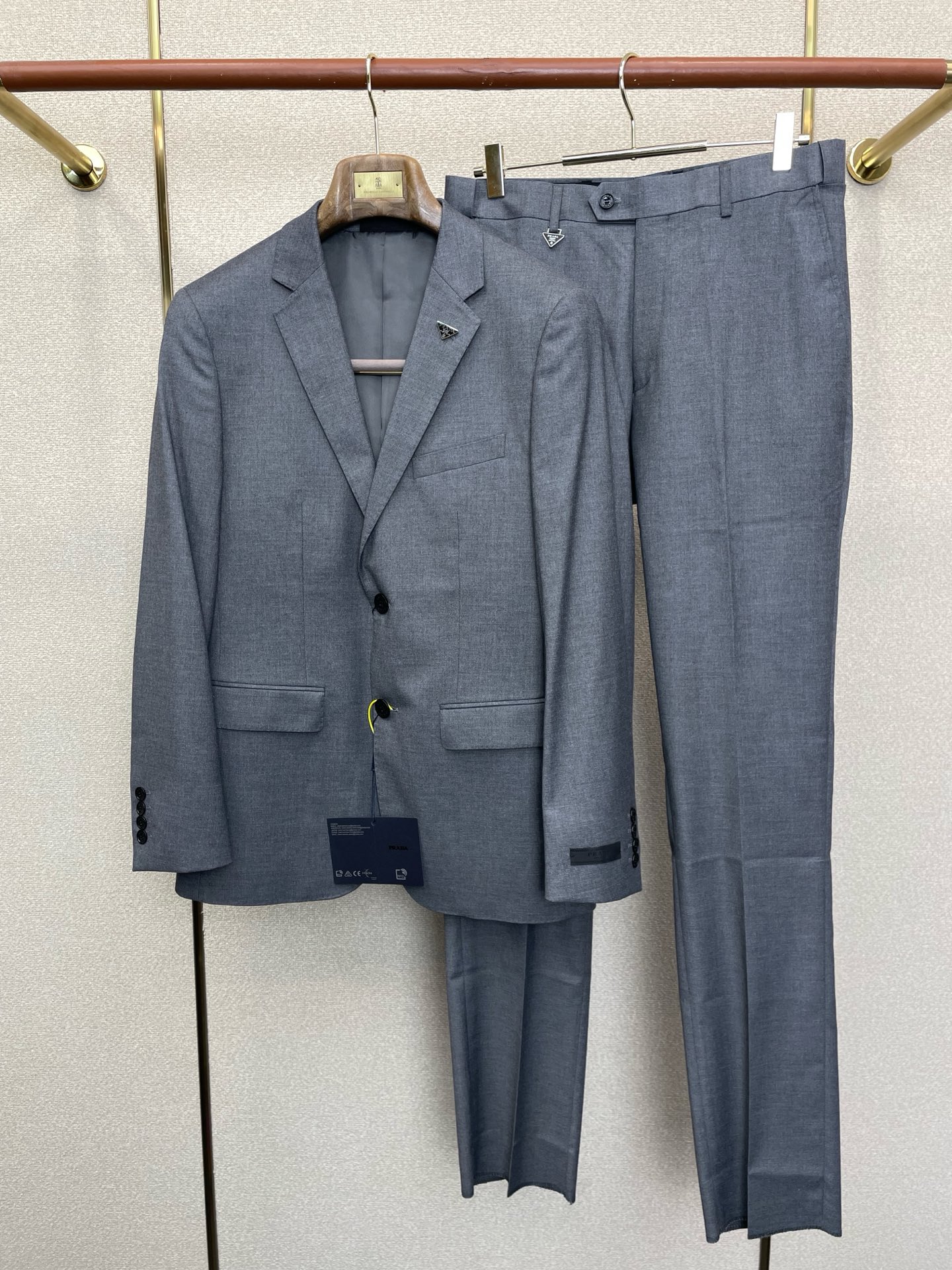 NO:938460,/Set. Single suit, trousers. Prada new suit suit, order from foreign trade company. Simple casual suit jacket, exclusively for imported original polyester fiber fabric. It is breathable, soft and warm, very straight and drapey. The whole piece of clothing is neat and smooth. All hardware and accessories are supplied by customers and have top accessories with logo. At first glance, they are high-end fabrics. This kind of fabric is custom-woven. There is no such thing as good products from regular large factories. There is nothing picky about it.  Such a coat is a regular wear and is very practical. Suit 46-58, trousers 29-38, prada, prada, jackets & coats, business suit,19860909/套.单西、西裤.Prada普拉达新款西服套装,外贸公司订单 简约休闲西装外套,独家专供进口原版聚酯纤维面料,透气柔软保暖性很强,笔挺垂感十足,整件衣服车工走线整齐平整,所有五金附料都是客供带logo顶级配件 一看就是高档的面料 这种面料都是定织的 外面根本就没有 正规大厂途径出来的好货,无任何有挑剔的地方 这样的一件外套属于常备常穿的,实用性很强. 西服46-58、西裤29-38,,prada,prada,jackets & coats,business suit,,Men's clothing