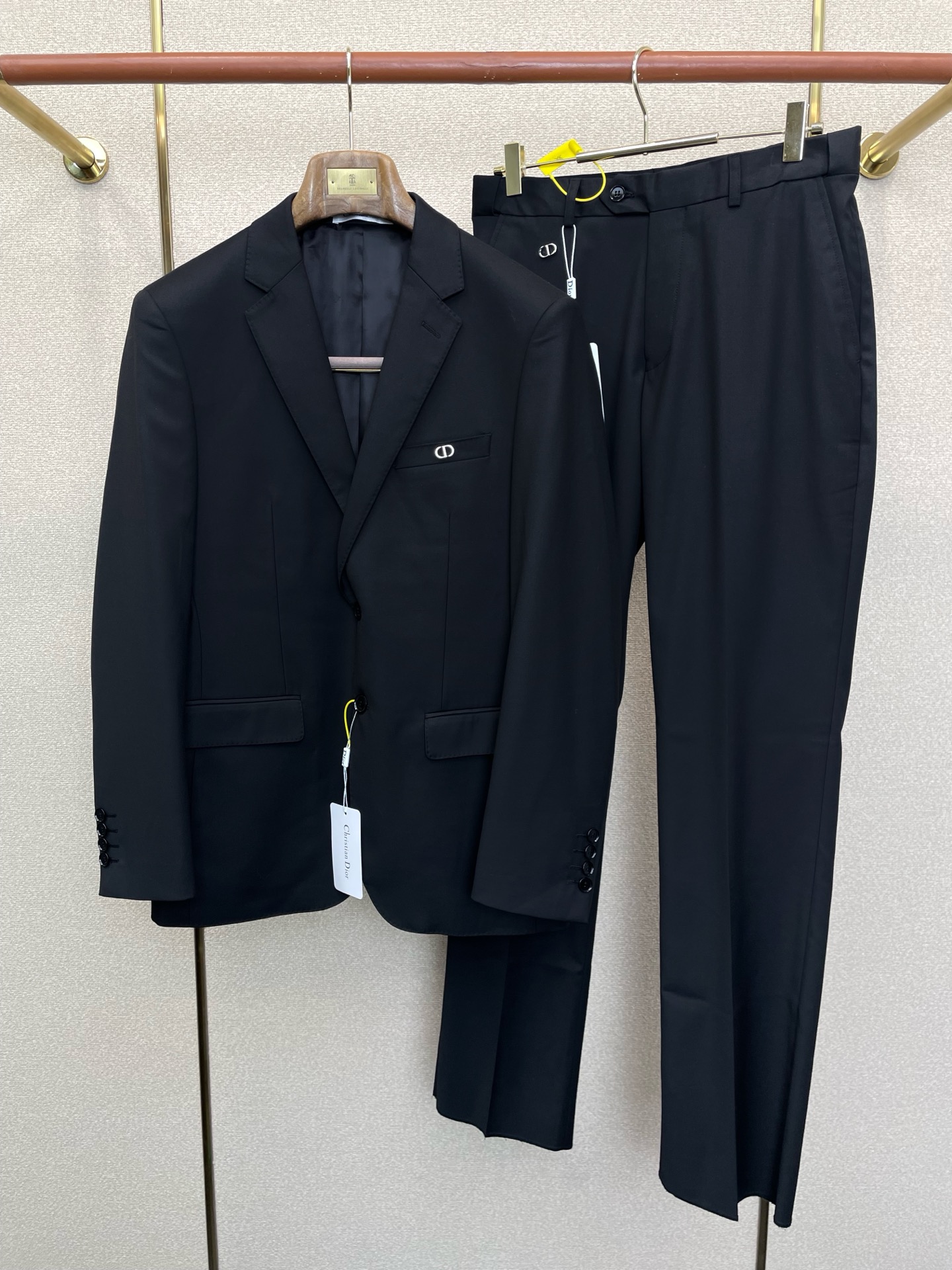 NO:938461,/Set. Single suit, trousers. Dior new suit suit, foreign trade company order. Simple casual suit jacket, exclusively imported original polyester fiber fabric. It is breathable, soft and warm, very straight and drapey. The whole piece of clothing is neatly laid out and all the hardware accessories are supplied by customers. Top accessories with logo. At first glance, it is high-end fabrics. This kind of fabrics are custom-woven. There is no such thing as good products from regular manufacturers. There is nothing picky about it.  Such a coat is a regular wear and is very practical. Suit 46-58, trousers 29-38, dior, dior, jackets & coats, business suit,19860909/套.单西、西裤.Dior迪奥新款西服套装,外贸公司订单 简约休闲西装外套,独家专供进口原版聚酯纤维面料,透气柔软保暖性很强,笔挺垂感十足,整件衣服车工走线整齐平整,所有五金附料都是客供带logo顶级配件 一看就是高档的面料 这种面料都是定织的 外面根本就没有 正规大厂途径出来的好货,无任何有挑剔的地方 这样的一件外套属于常备常穿的,实用性很强. 西服46-58、西裤29-38,,dior,dior,jackets & coats,business suit,,Men's clothing