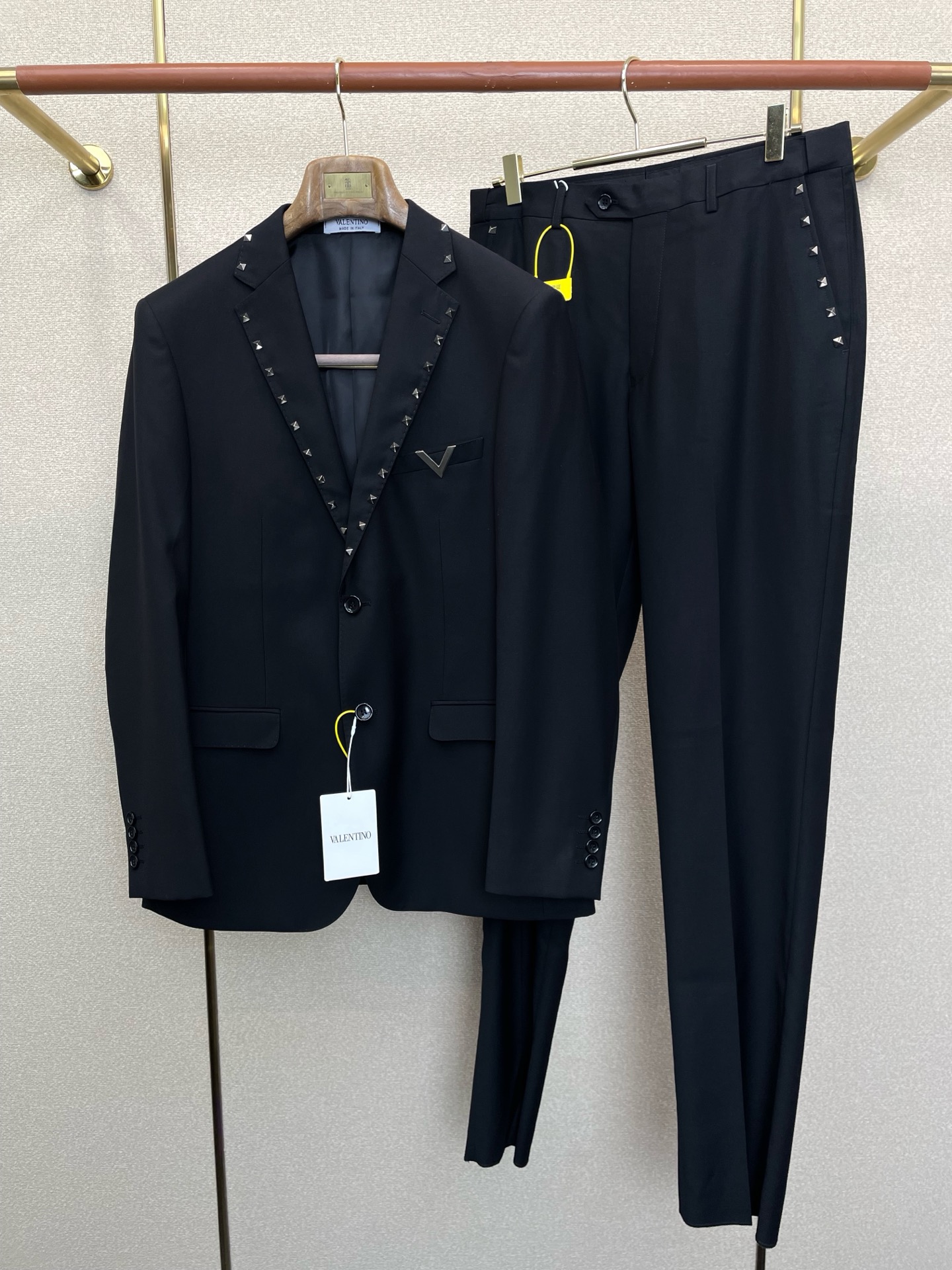 NO:938462,/Set. Single suit, trousers. VALENTINO Valentino new suit suit, foreign trade company order. Simple casual suit jacket, exclusively for imported original polyester fiber fabric. It is breathable, soft and warm, very straight and drapey. The whole piece of clothing is neatly laid out and all the hardware and accessories are supplied by customers. Top accessories with logo. At first glance, it is high-end fabrics. This fabric is custom-woven. There is no such thing as good products from regular manufacturers. There is nothing picky about it.  Such a coat is a common item and is very practical. Suit 46-58, trousers 29-38, valentino, valentino, jackets & coats, business suit,19860909/套.单西、西裤.VALENTINO华伦天奴新款西服套装,外贸公司订单 简约休闲西装外套,独家专供进口原版聚酯纤维面料,透气柔软保暖性很强,笔挺垂感十足,整件衣服车工走线整齐平整,所有五金附料都是客供带logo顶级配件 一看就是高档的面料 这种面料都是定织的 外面根本就没有 正规大厂途径出来的好货,无任何有挑剔的地方 这样的一件外套属于常备常穿的,实用性很强. 西服46-58、西裤29-38,,valentino,valentino,jackets & coats,business suit,,Men's clothing