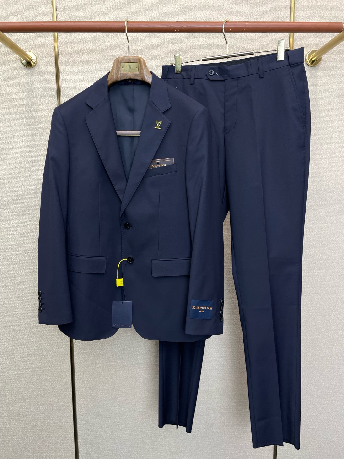 NO:954249,/Set. Single suit, trousers. Louis Vuitton Louis Vuitton new suit suit, foreign trade company order simple casual suit jacket, the new imported original polyester fiber fabric that is sold at all costs. It is breathable, soft and warm, and has a straight and drapey feel. The whole piece of clothing is neatly laid out, and all hardware accessories are supplied by customers. Top accessories with logos. At first glance, it is a high-end fabric. This fabric is all custom-woven. There is no such thing outside.  Good products from regular large factories, nothing to be picky about. This kind of jacket is a regular wear, very practical. Suits 46-58, trousers 29-38, louis vuitton, louis vuitton, jackets & coats, business suit,19860909/套.单西、西裤.Louis Vuitton路易威登新款西服套装,外贸公司订单 简约休闲西装外套,砸锅卖铁都要上的新款进口原版聚酯纤维面料,透气柔软保暖性很强,笔挺垂感十足,整件衣服车工走线整齐平整,所有五金附料都是客供带logo顶级配件 一看就是高档的面料 这种面料都是定织的 外面根本就没有 正规大厂途径出来的好货,无任何有挑剔的地方 这样的一件外套属于常备常穿的,实用性很强. 西服46-58、西裤29-38,,louis vuitton,louis vuitton,jackets & coats,business suit,,Men's clothing